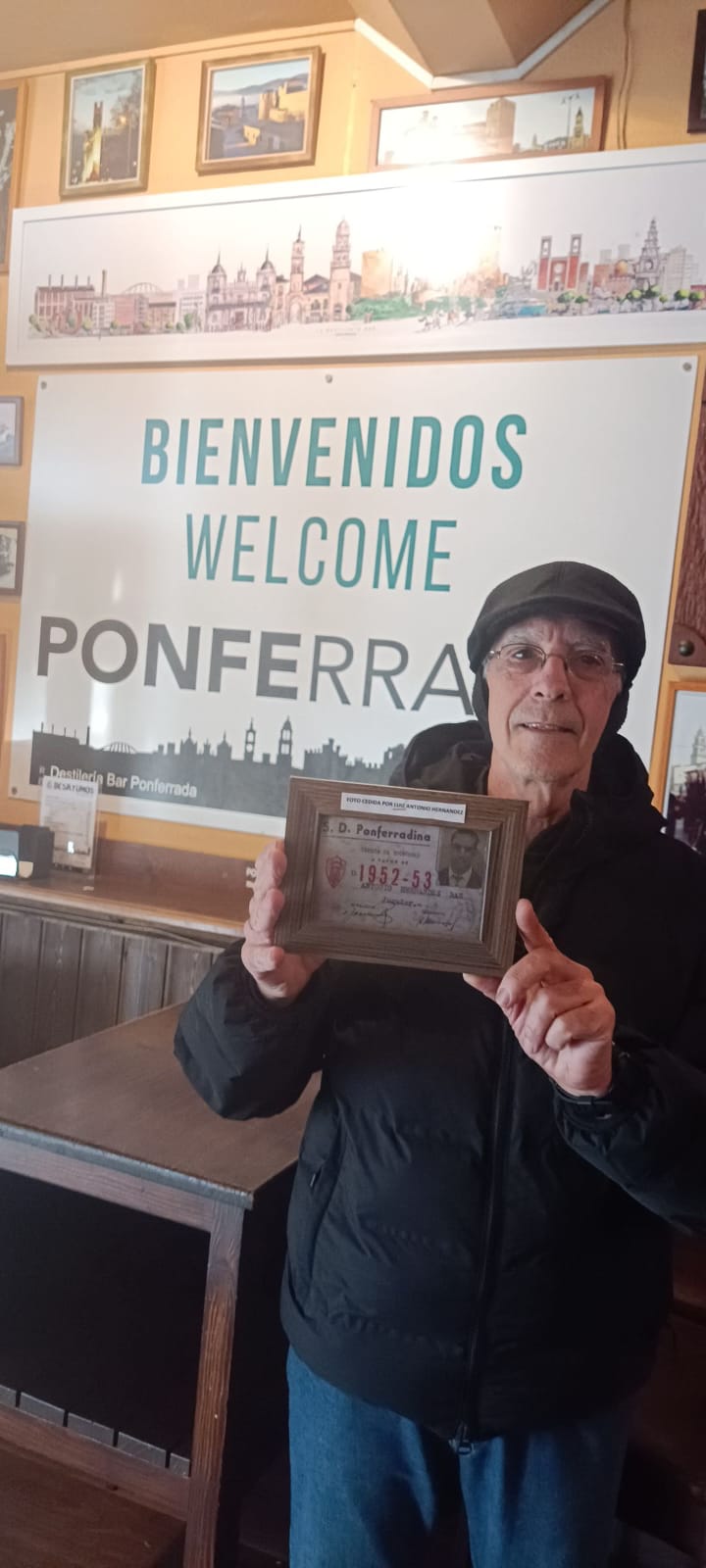 Luiz Antonio posa con la ficha federativa de su padre. Luiz Antonio posa con la ficha federativa de su padre.