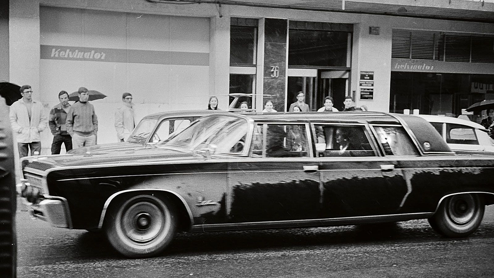 La primera foto que publicó Rubio en la prensa leonesa, en Proa, en 1970, fue del coche de Franco por Padre Isla camino de Asturias. | FERNANDO RUBIO