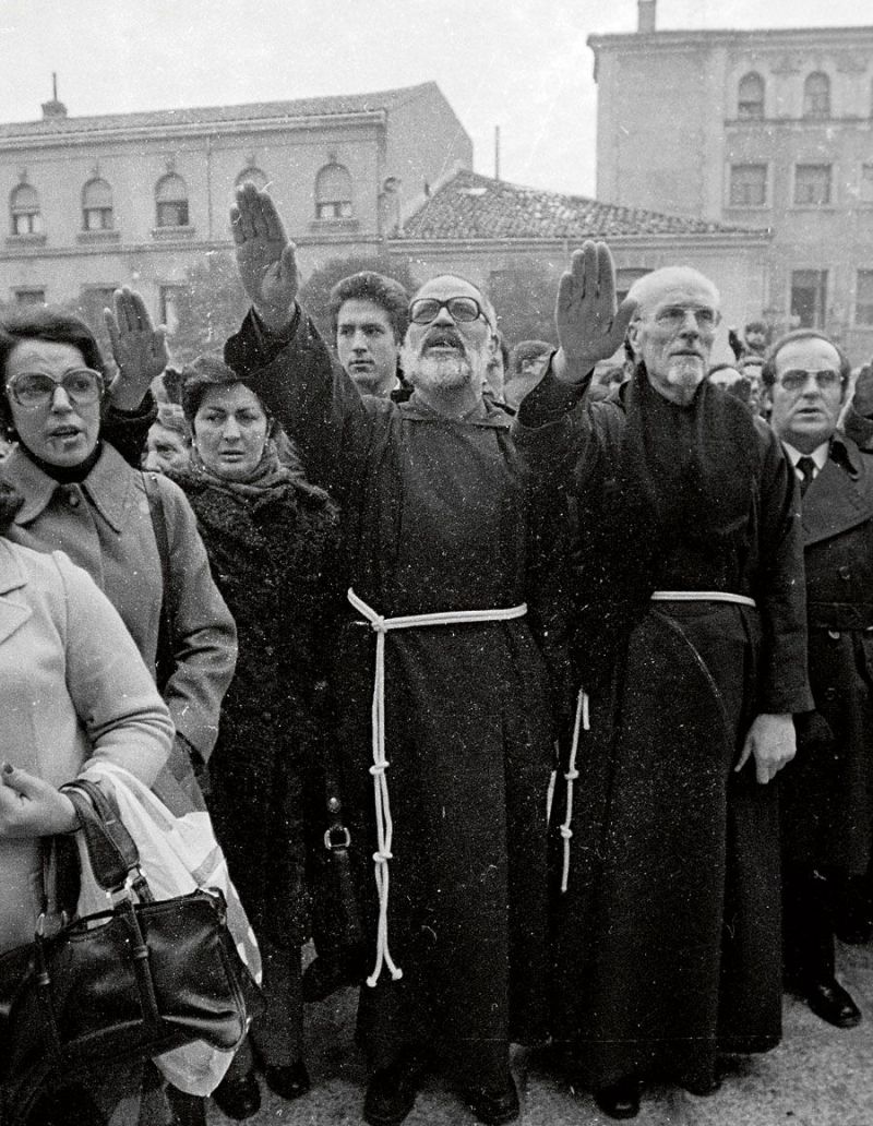 Dos conocidos religiosos honrando la memoria de Franco. FERNANDO RUBIO