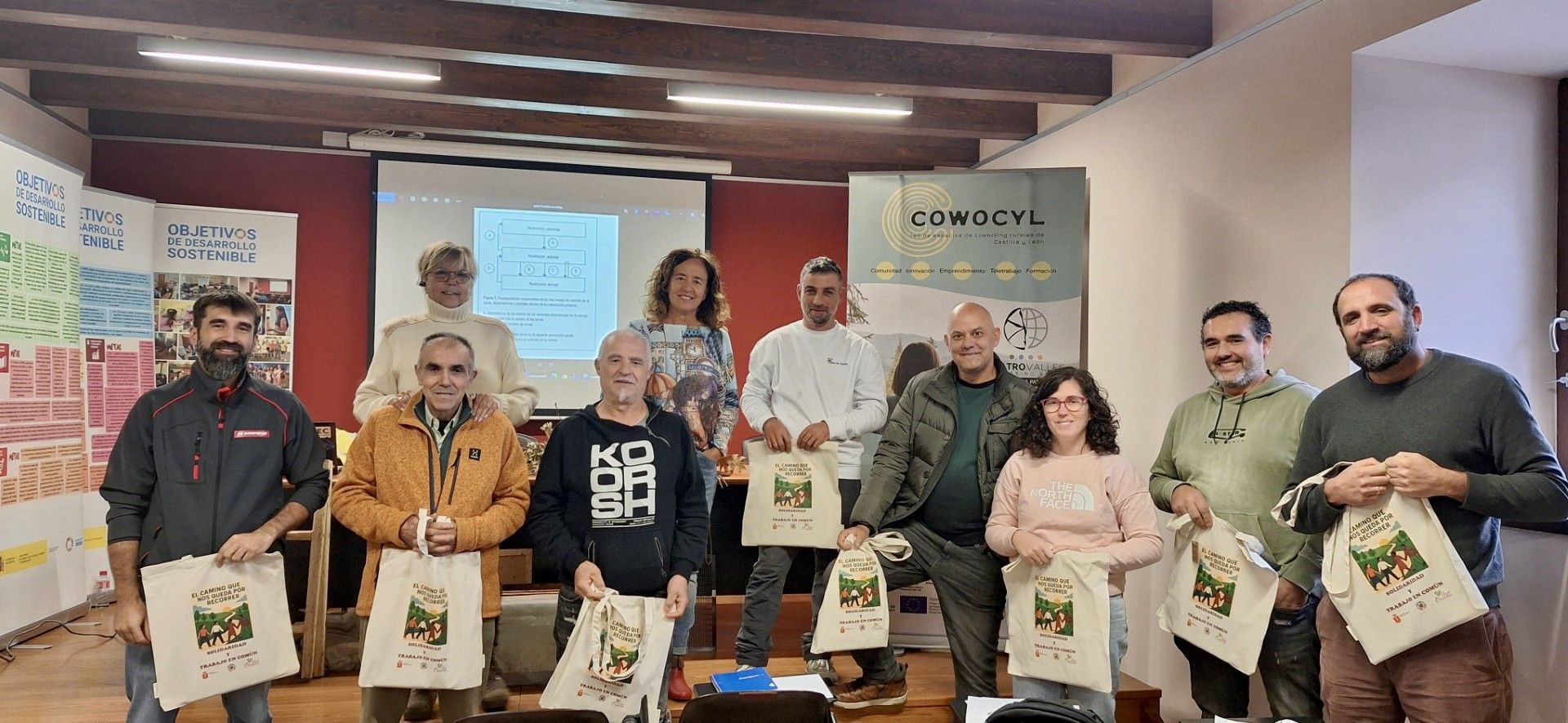 Fotografía de grupo tras la clausura del  curso de apicultura