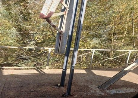 Estructura instalada que los vecinos tildan de ‘muleta’ y que califican de «aberración». | L.N.C,