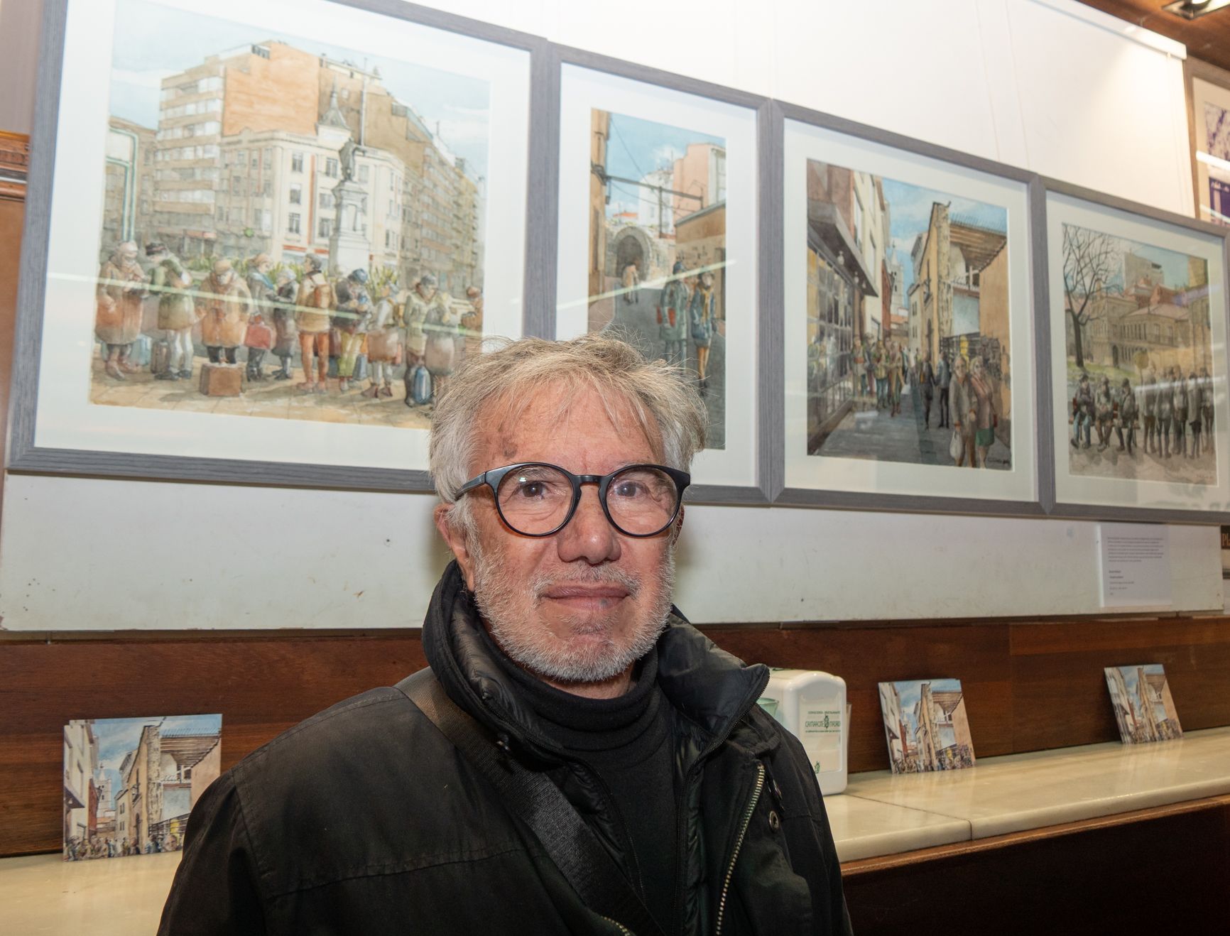 Ramón Pallarés ante sus escenas cotidianas, expuestas este mes en el Camarote Madrid. | VICENTE GARCÍA