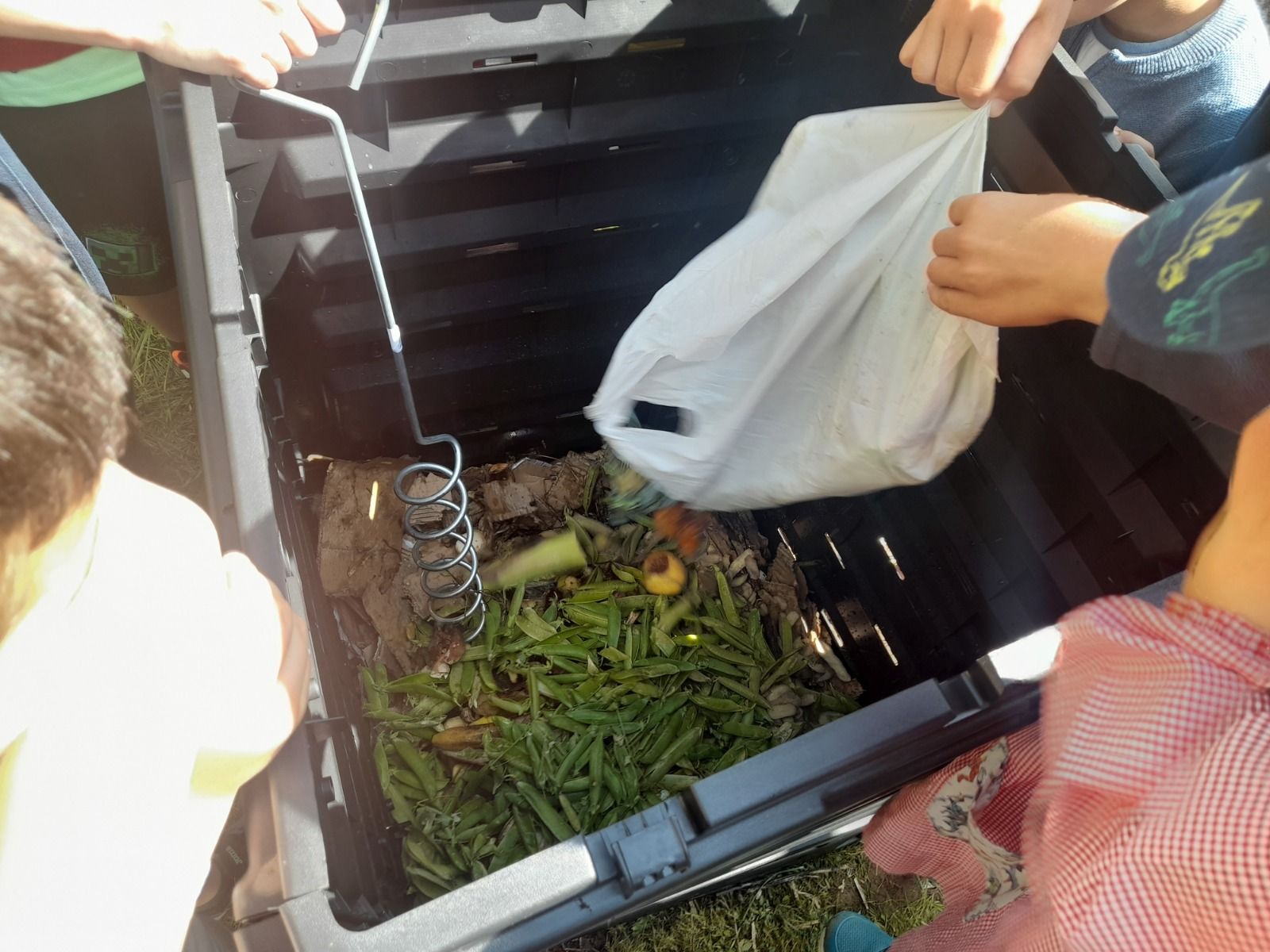 Labores para la transformación de residuos orgánicos en compost. | L.N.C.