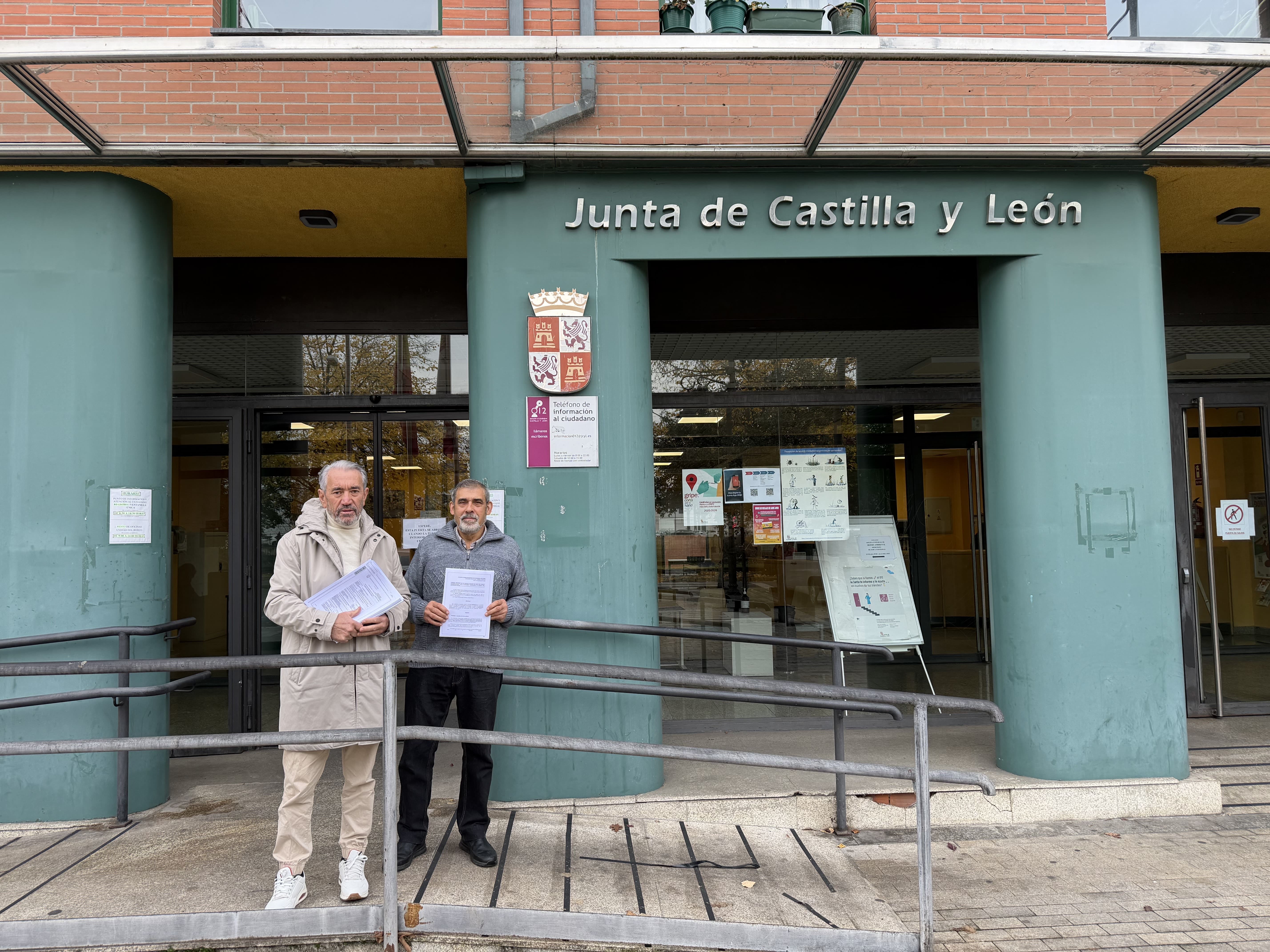 Registro de la denuncia en la sede de la Junta en Ponferrada.