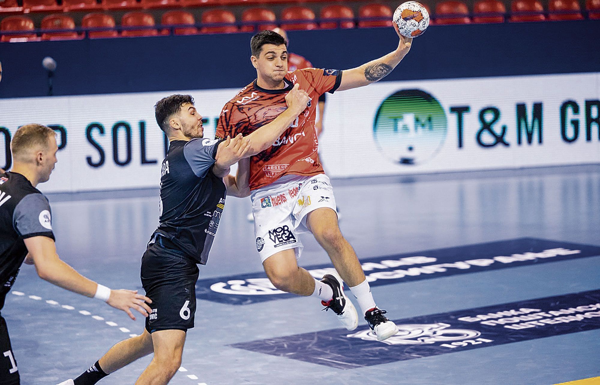 Edu Fernández da un pase durante el choque frente al Partizán.  PARTIZÁN