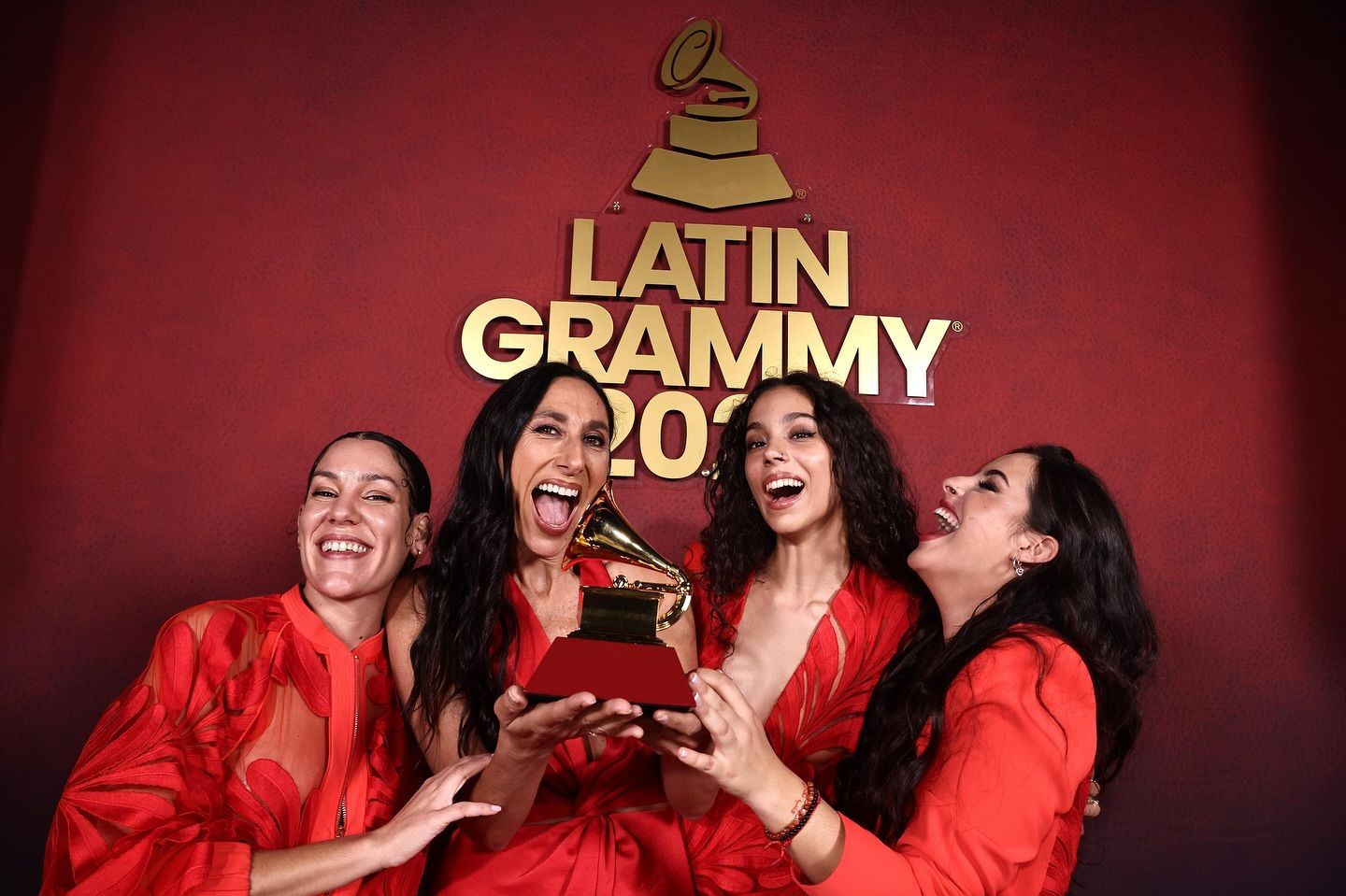 Laura Pacios Lorenzo, tercera de izquierda a derecha, junto a ‘las Migas’ posando con el Latin Grammy. | L.N.C.