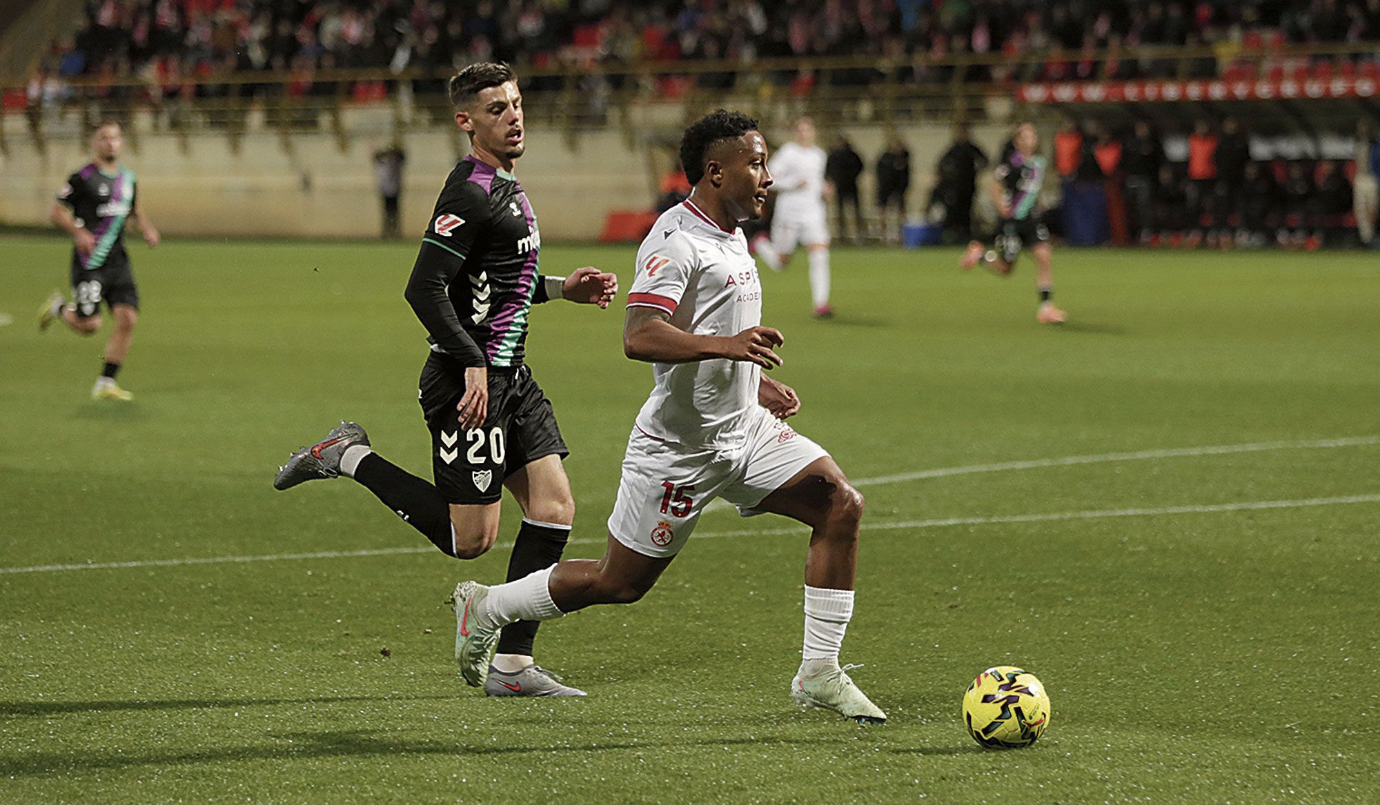 Ribeiro se dispone a culminar una jugada de gol en el Reino de León, de archivo. | FERNANDO OTERO