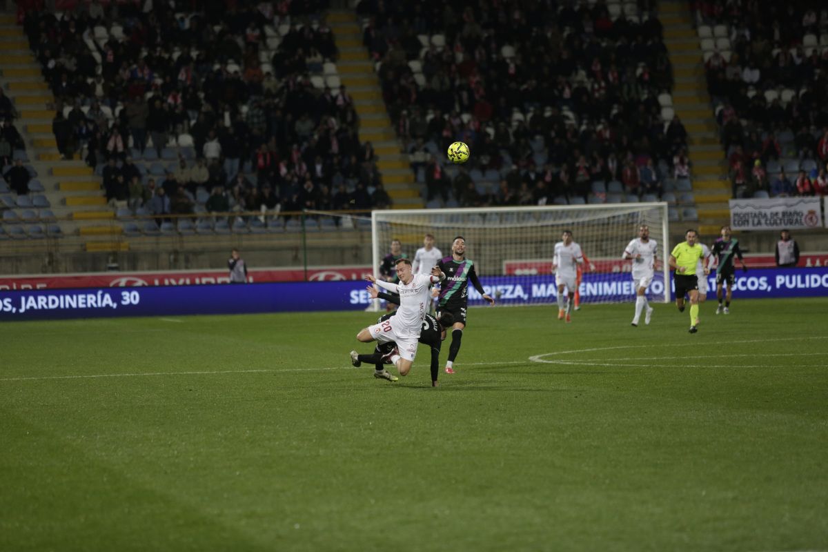 Tresaco es derribado por el defensa del Málaga en la jugada que supuso su expulsión y sentenció el triunfo de la Cultural. | FERNANDO OTERO