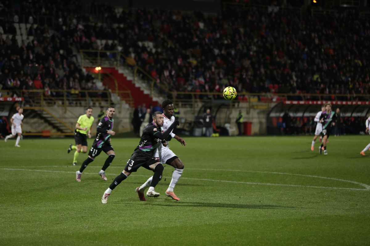Selu pelea por un balón dividido en el choque de la Cultural ante el Málaga. | FERNANDO OTERO