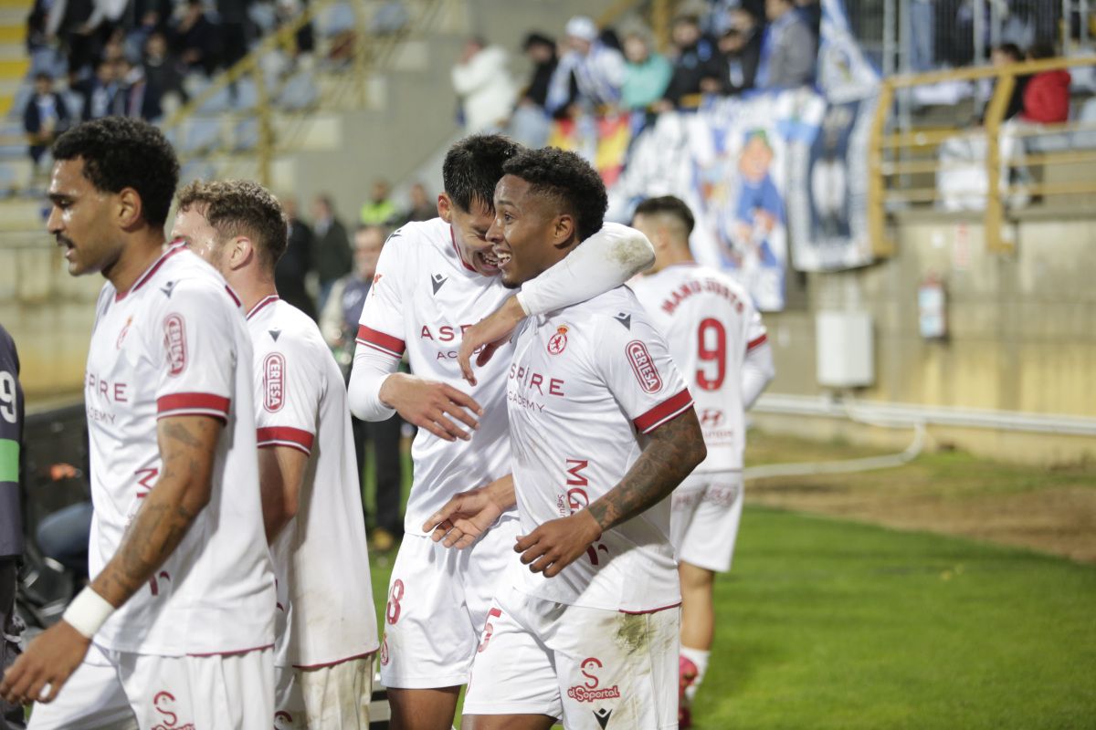 Ojeda abraza a Lucas Ribeiro tras el gol del brasileño frente al Málaga. | FERNANDO OTERO