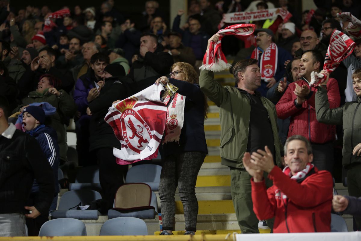 Los hinchas de la Cultural, en la imagen ante el Málaga, pagarán 15 euros ante el Andorra. | SAÚL ARÉN