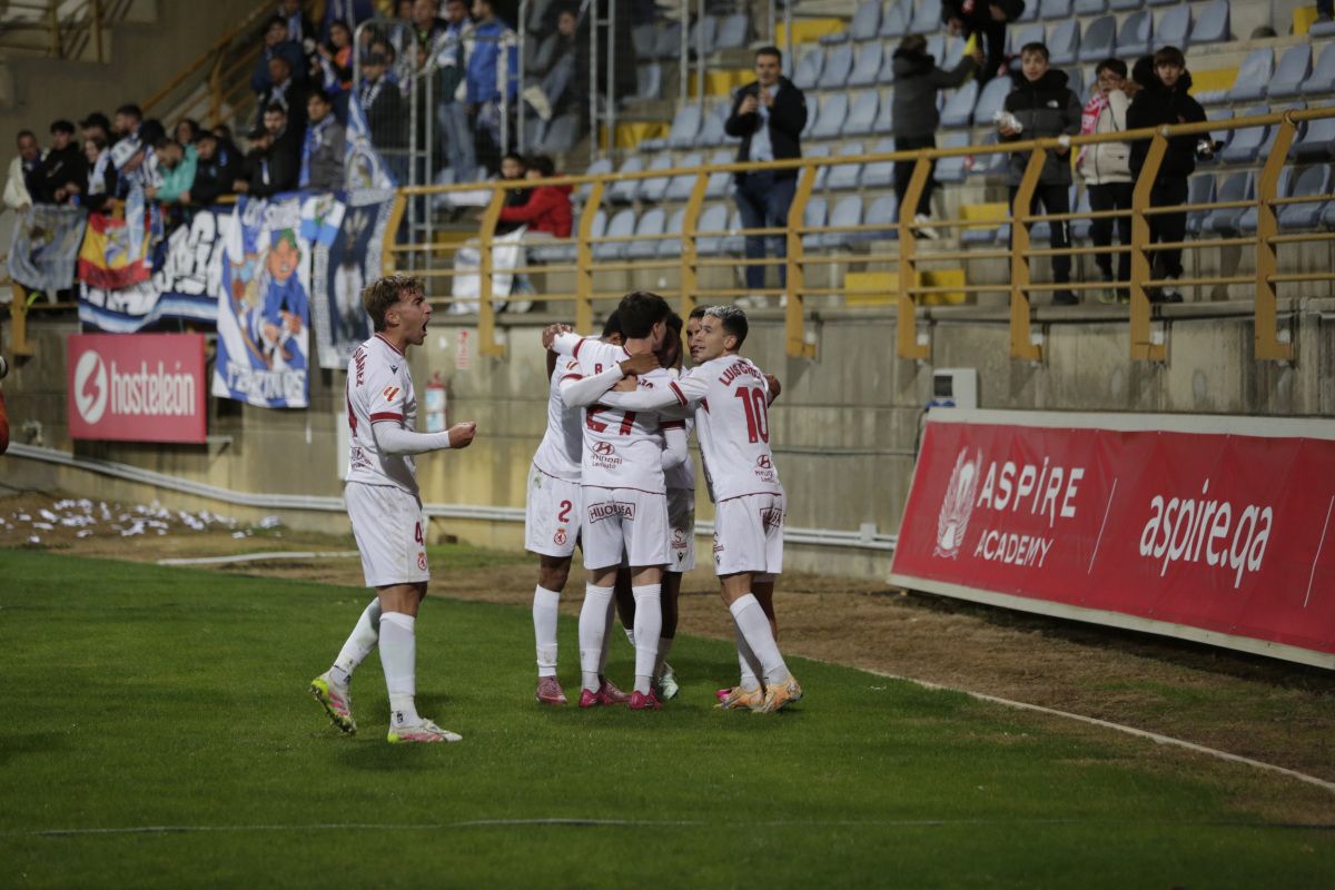 Rodri se dirige a la afición para celebrar el gol ante el Málaga por el que hacen piña Chacón, Ribeiro, Hinojo, Justo y Calero. | FERNANDO OTERO