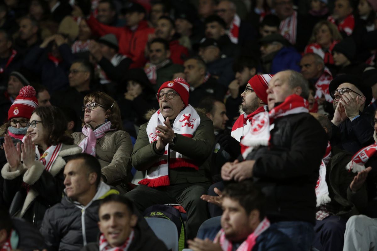 Aficionados de la Cultural ante el Málaga. | SAÚL ARÉN