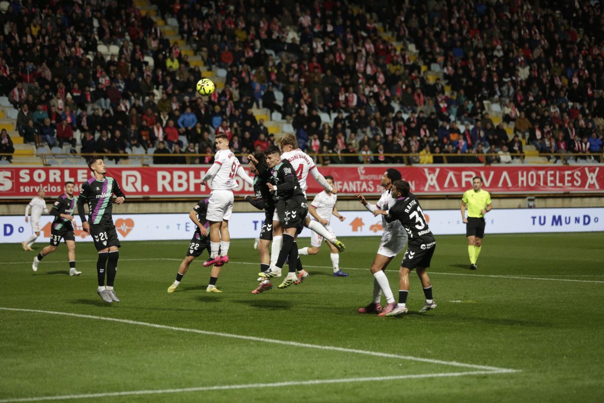 Rodri y Manu Justo buscan rematar un balón aéreo en el choque de la Cultural frente al Málaga.  FERNANDO OTERO