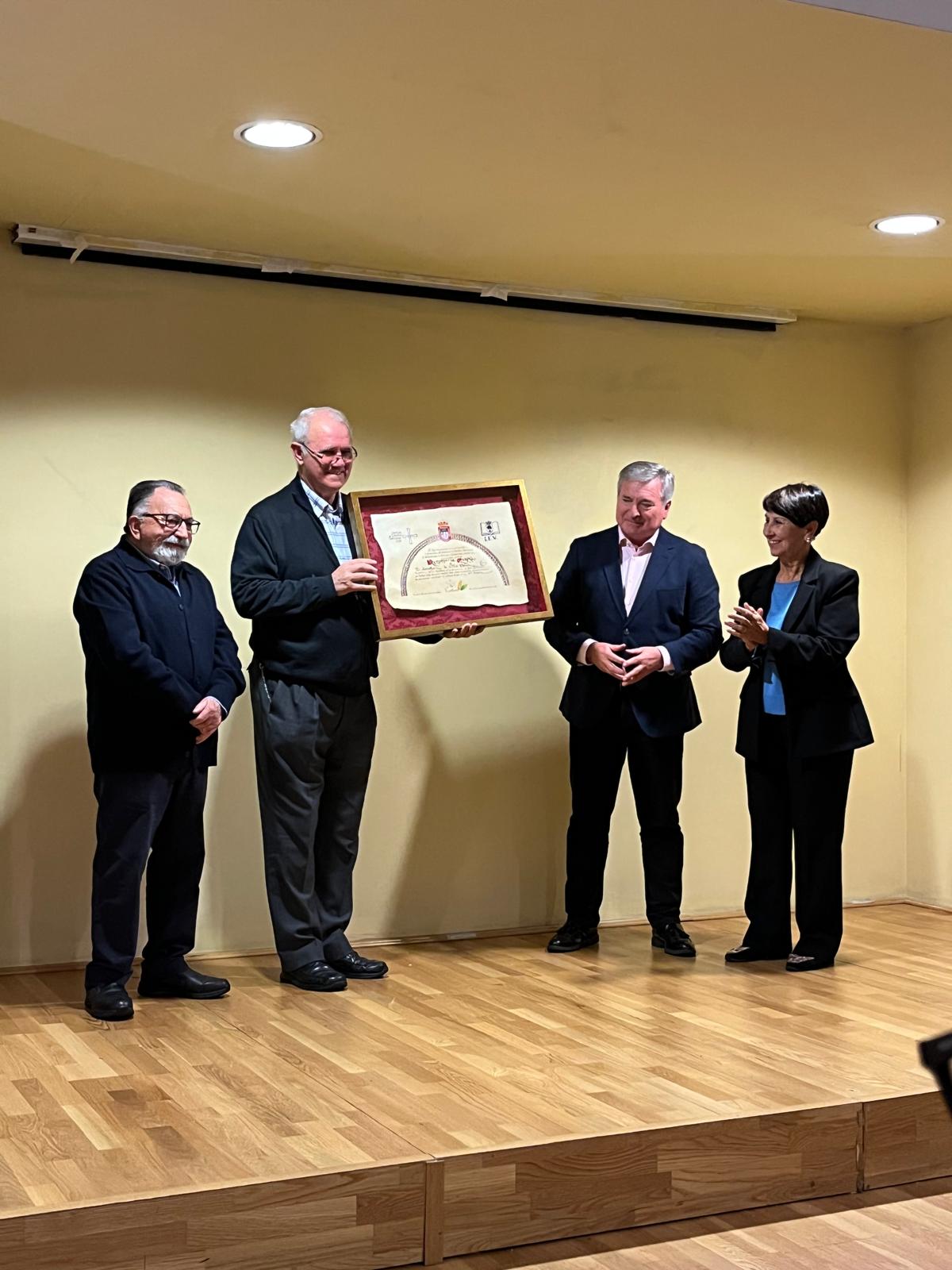 Acto de hermanamiento en Carracedelo, destacando a Antolín de Cela, el rector de la Basílica de La Encina.
