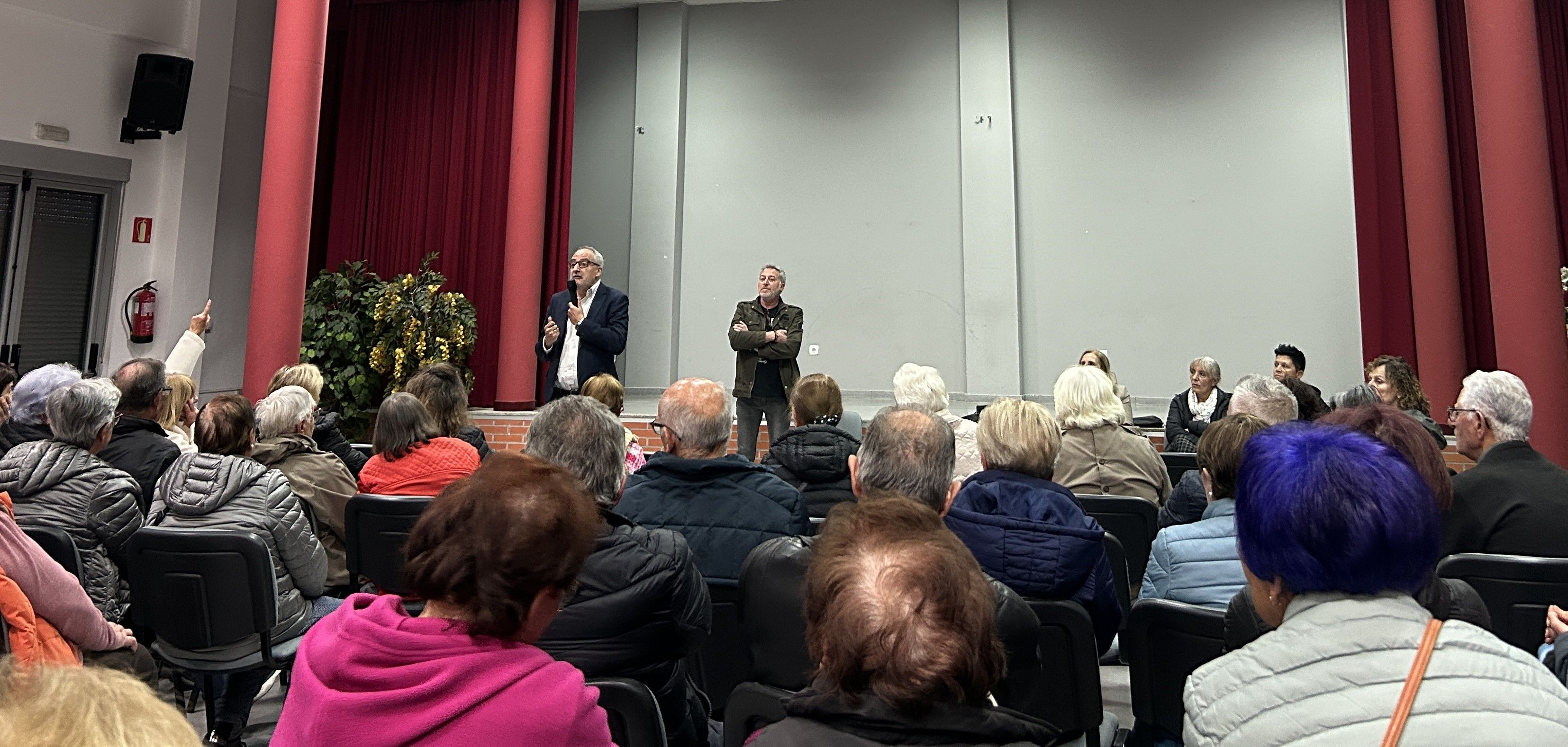 El pedáneo y el portavoz del PSOE con los vecinos de Fuentesnuevas.