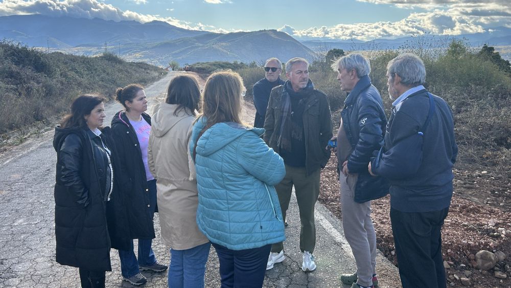 El PSOE de Ponferrada en la zona en la que se están acometiendo obras.