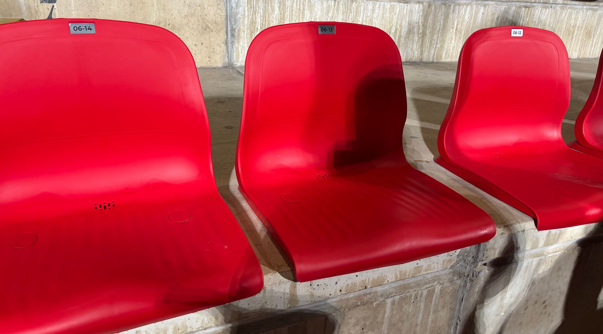 Imagen de los nuevos asientos rojos del Reino, estos con las filas numeradas equivocadamente. | J.C.