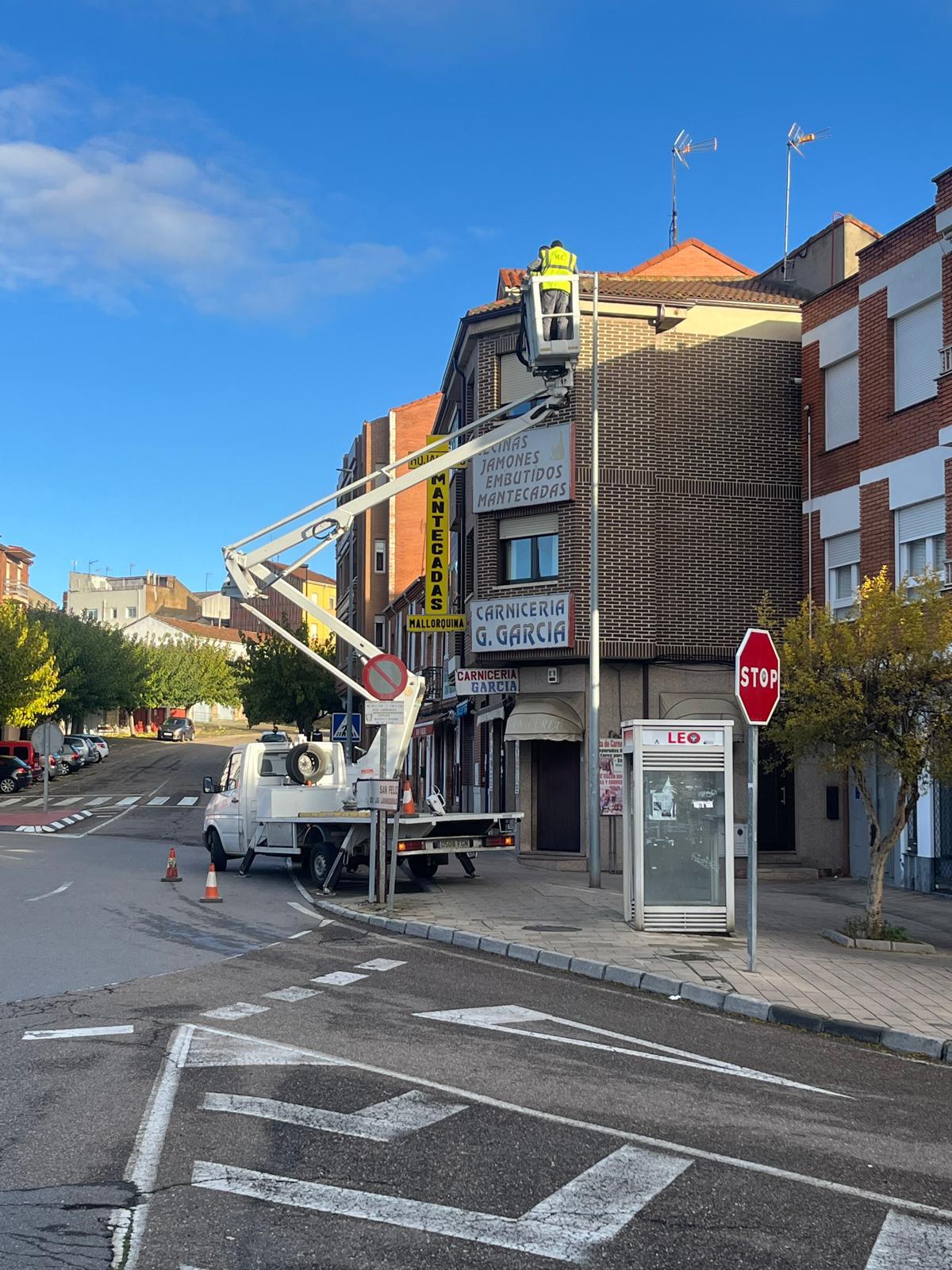 Renovación a tecnología led del alumbrado público en la carretera a Pandorado. | L.N.C. Renovación a tecnología led del alumbrado público en la carretera a Pandorado. | L.N.C.