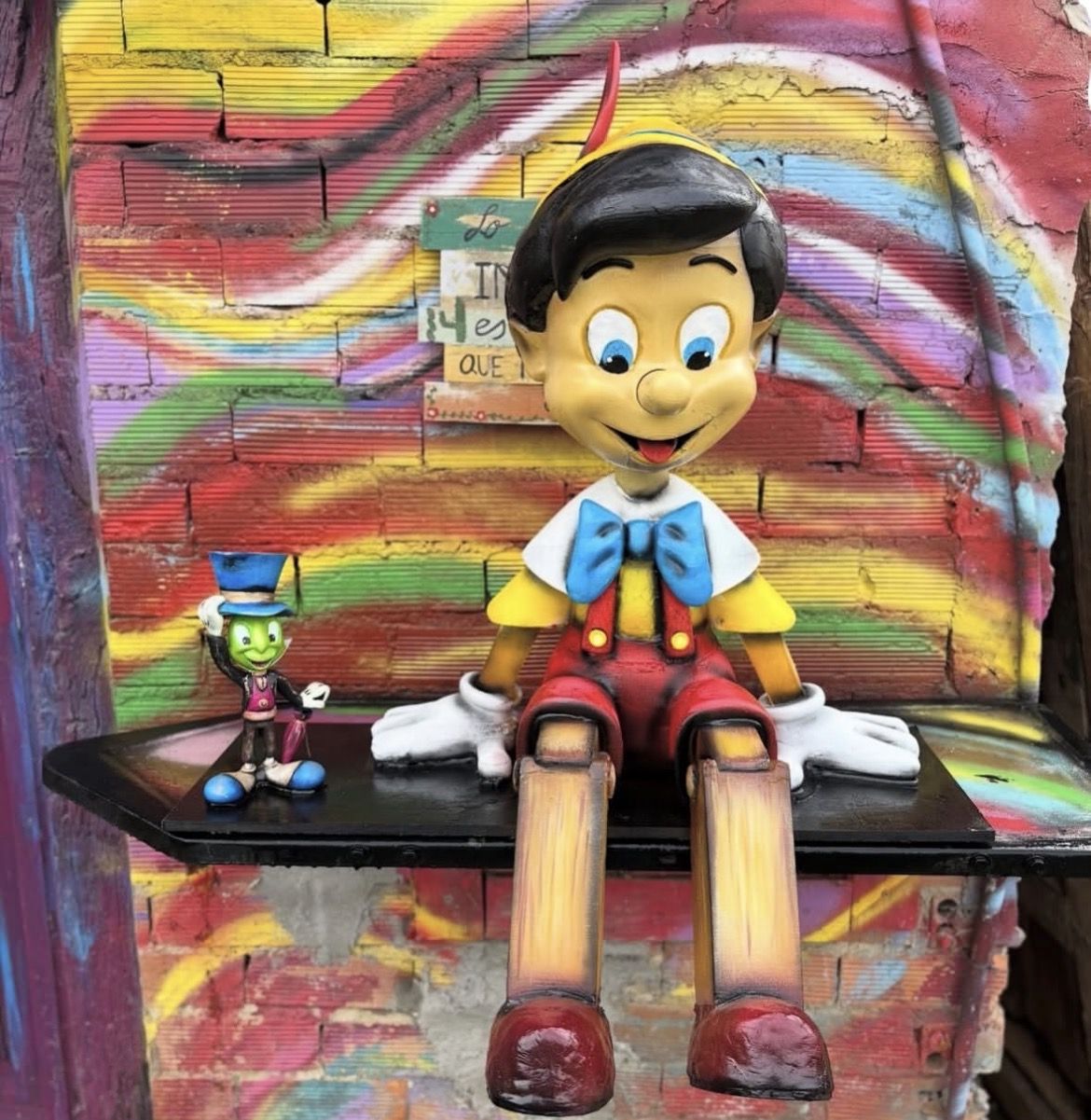 Pepito Grillo y Pinocho, con nariz articulada, se han 'empadronado' en Almanza. | L.N.C.