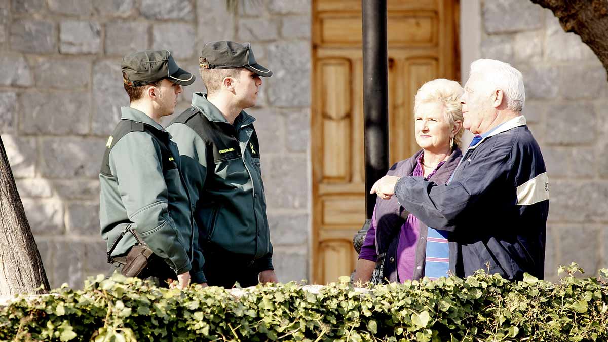 Una patrulla de la Guardia Civil atiende a una pareja.