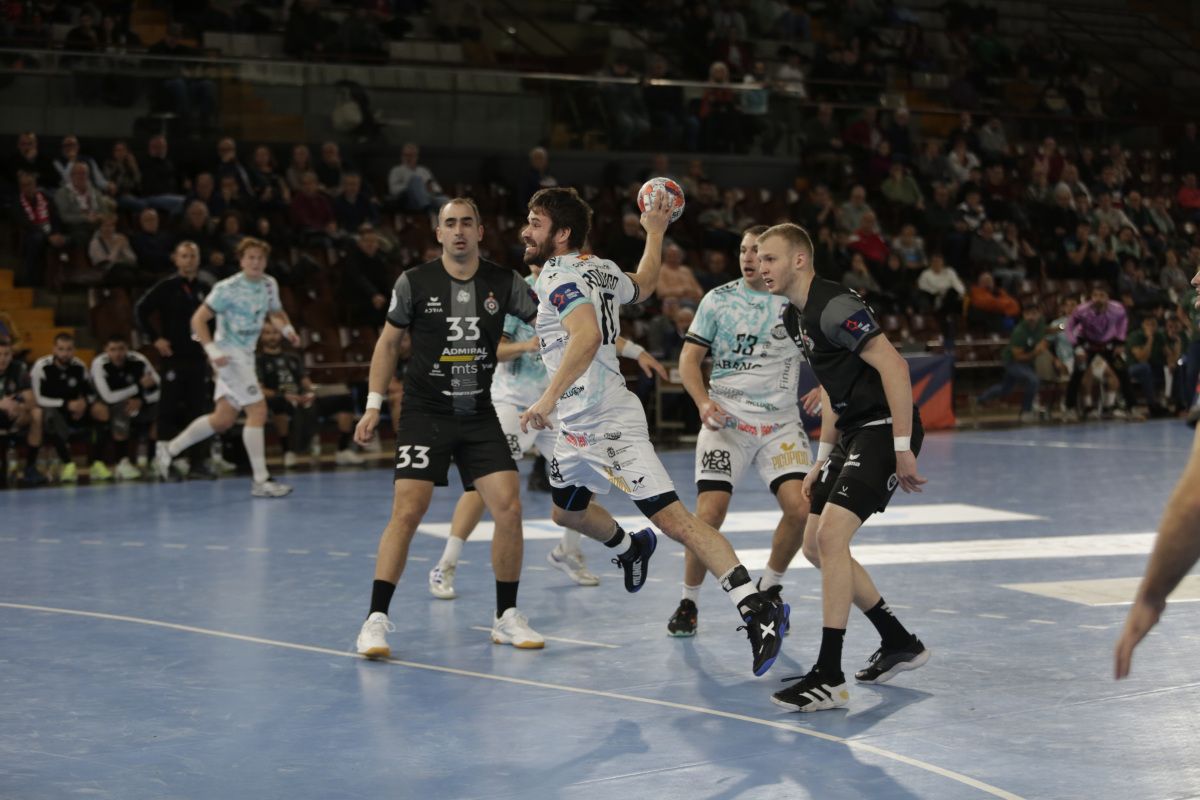 Rodrigo se cuela entre los defensas del Partizán y lanza a portería. | FERNANDO OTERO