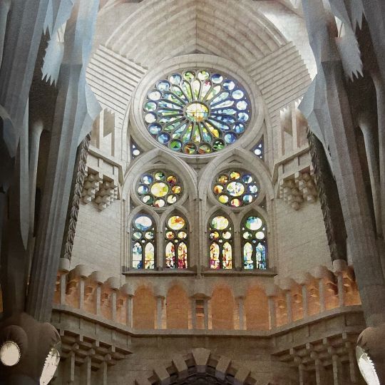 Arranque de los «arcos parabólicos» en el interior de la Fachada del Nacimiento.