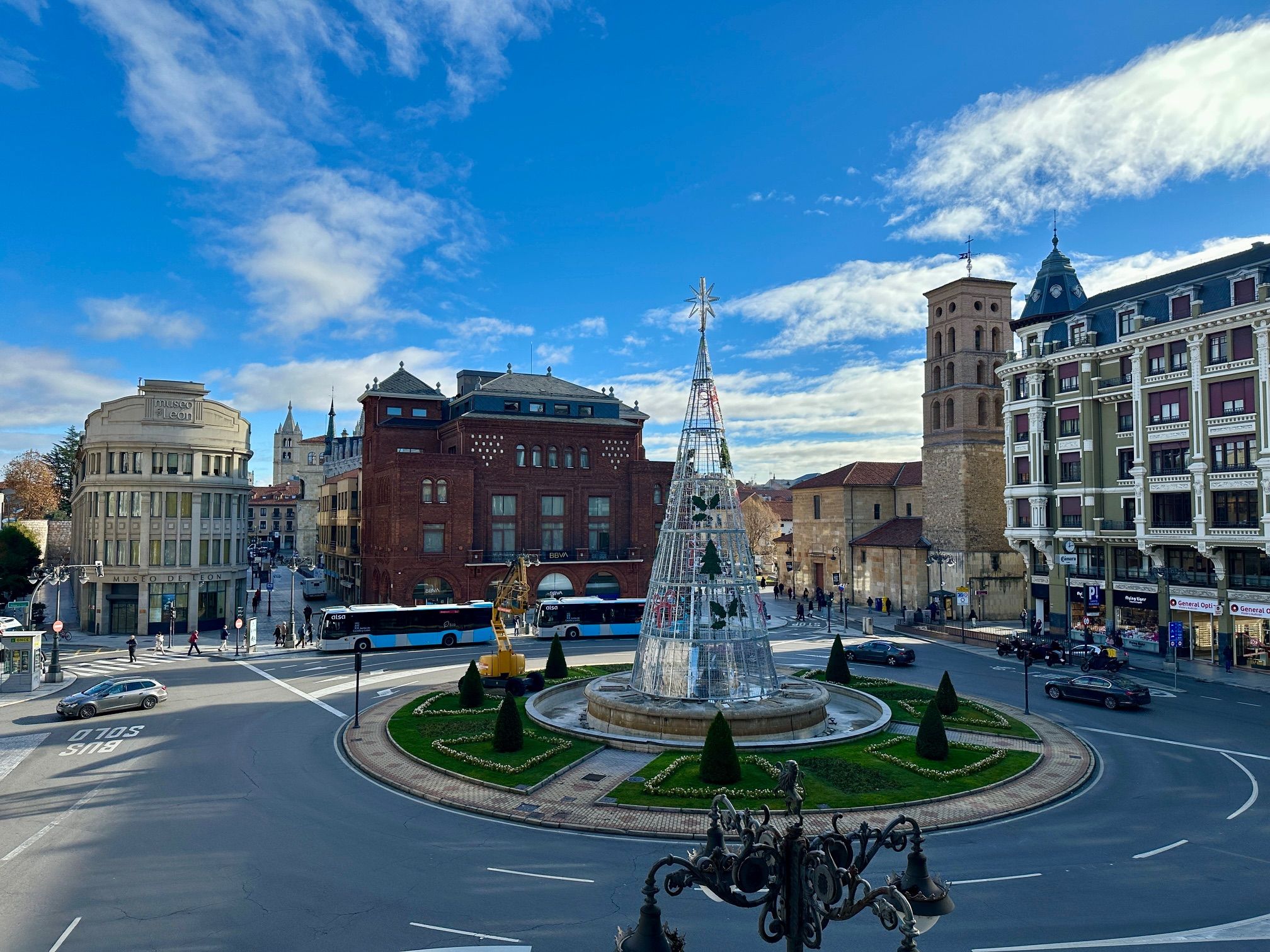 El árbol de Navidad ya luce de nuevo en Santo Domingo.
