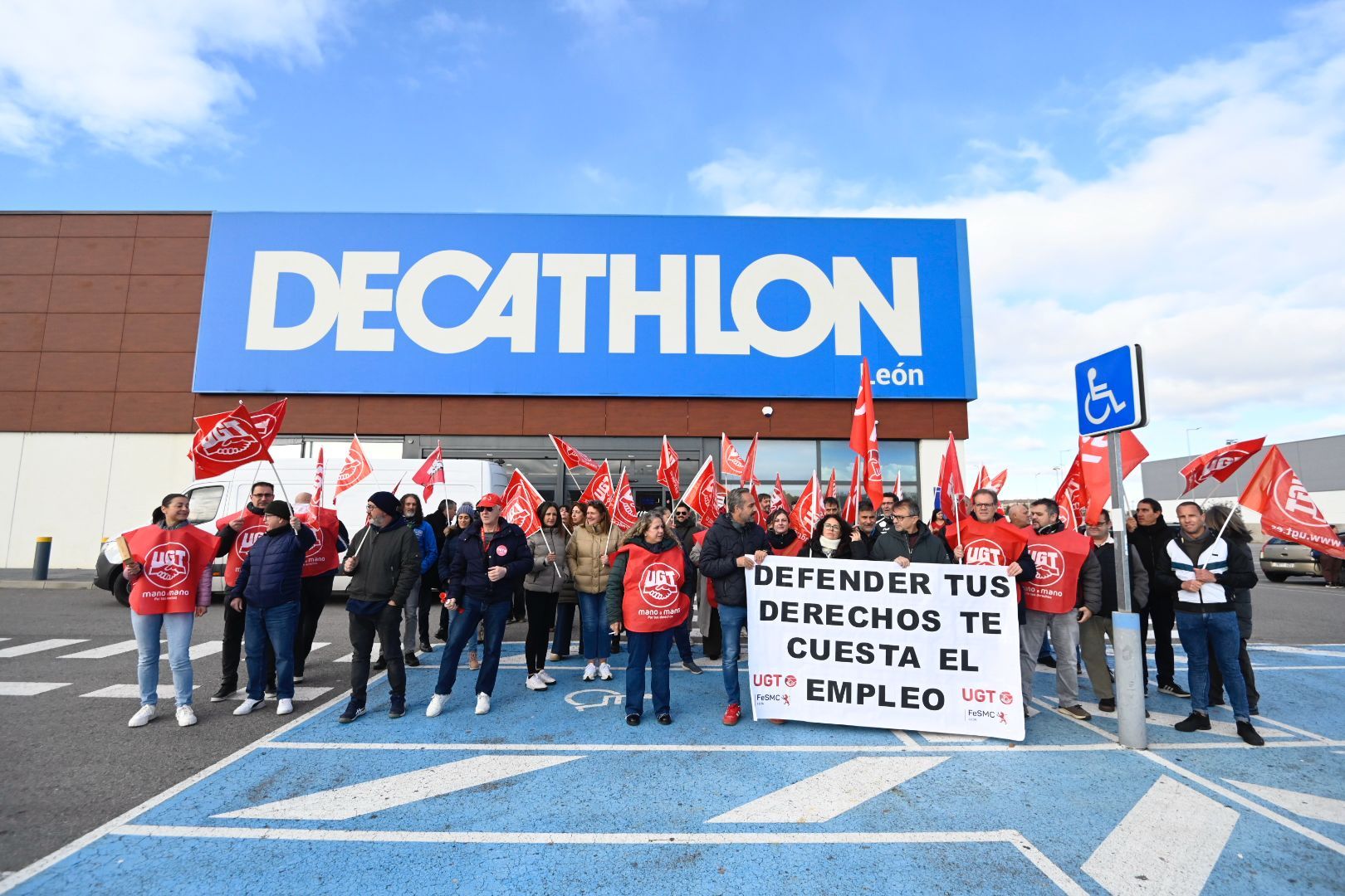 Protesta de UGT y de varios trabajadores ante el Decathlon de León, en La Granja. | SAÚL ARÉN