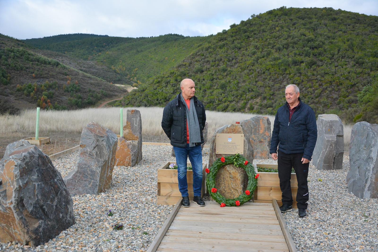Compañeros que sobrevivieron a la tragedia en Fabero, colocando las flores en recuerdo de los fallecidos.