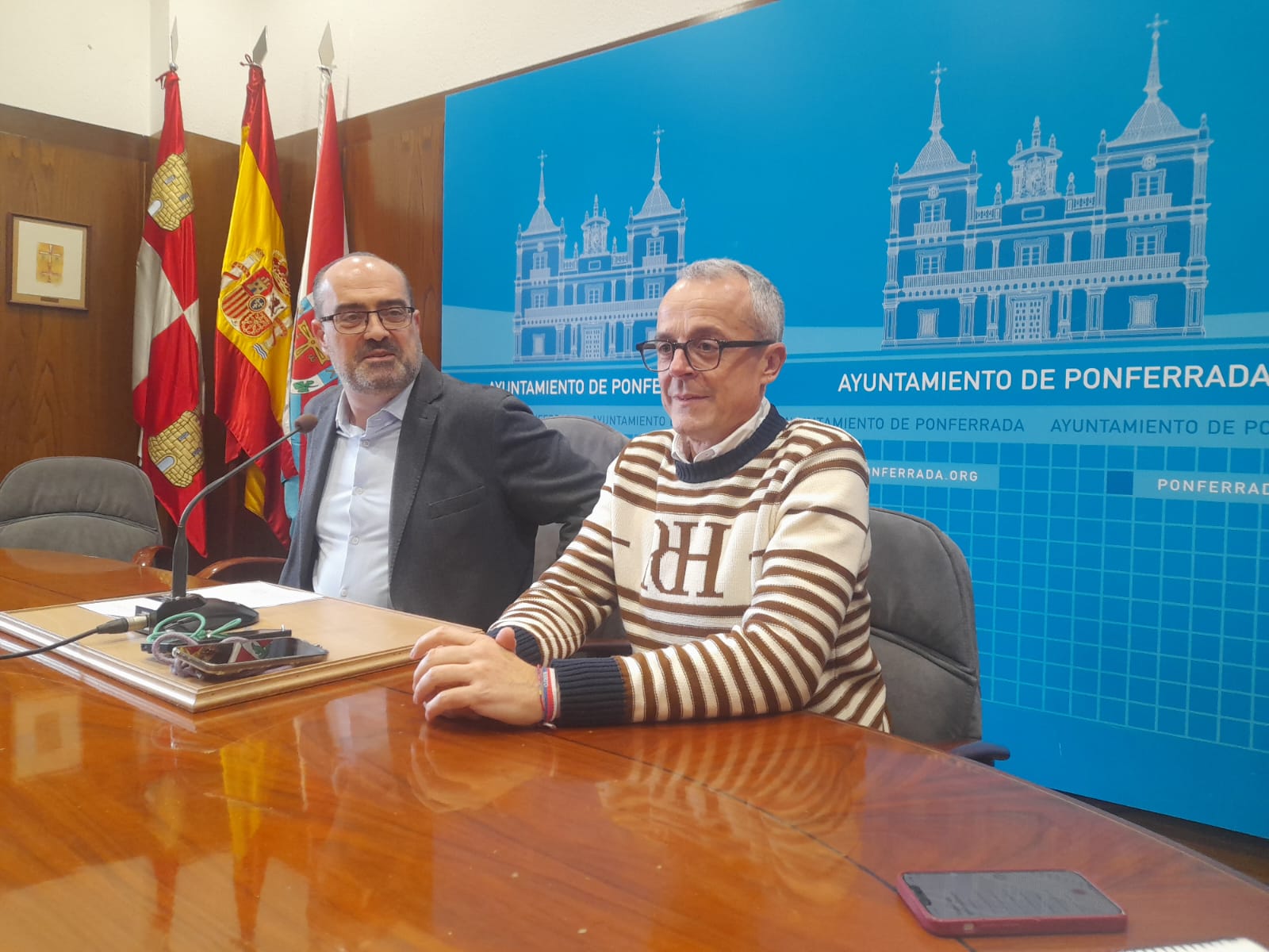 Morala y el concejal de Hacienda dando a conocer la solución para las piscinas.| MAR IGLESIAS