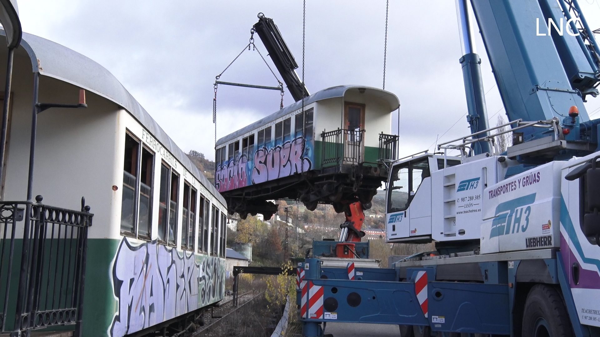 Uno de los seis vagones que han aterrizado en Villablino desde Valencia para formar parte del Ponfeblino. | L.PASTORIZA