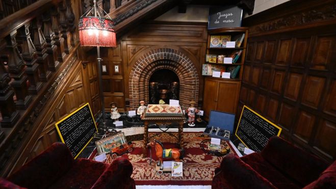 Algunos de los jueguetes de la exposición junto a la chimenea del Museo de la Emigración Leonesa. SAÚL ARÉN