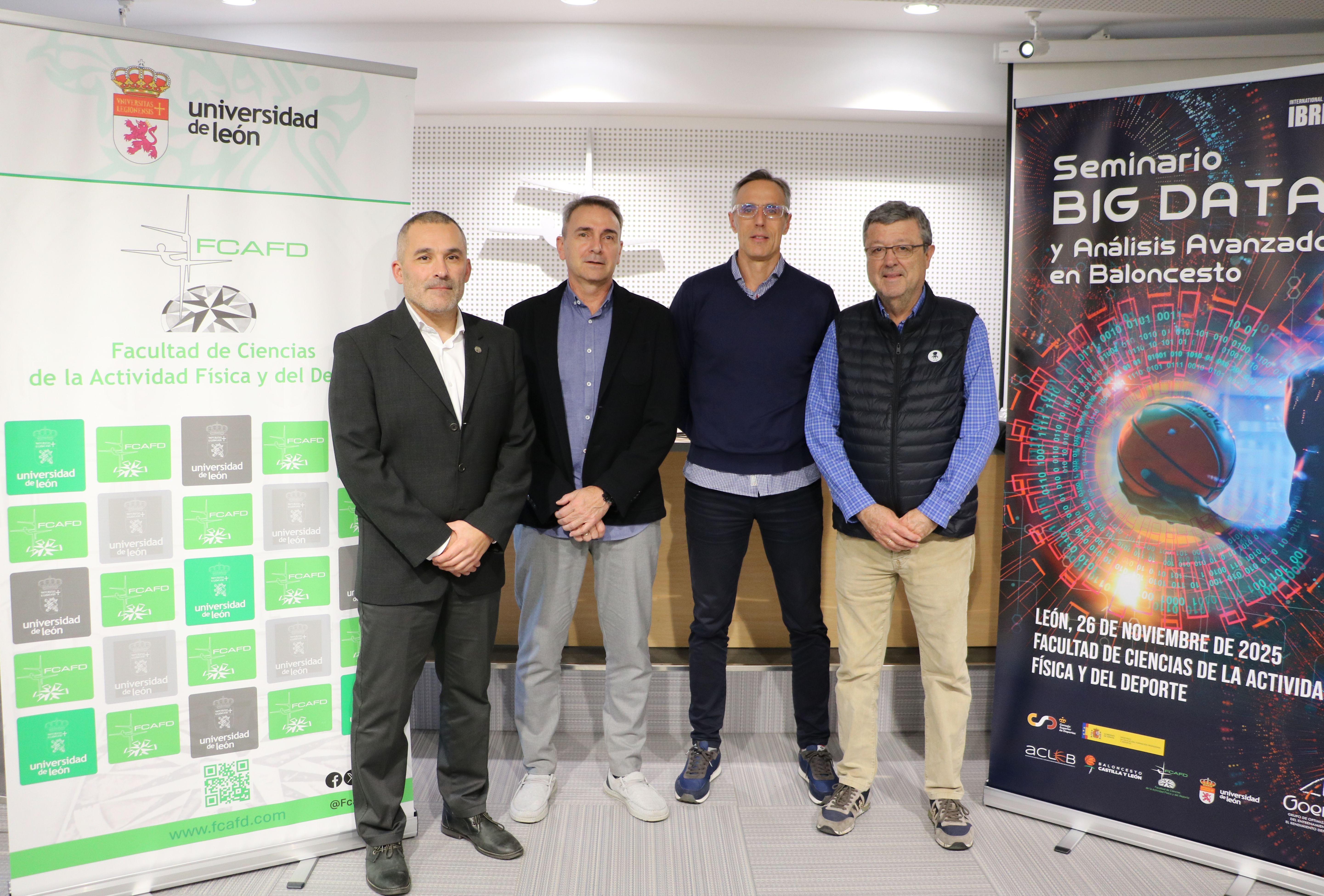 Presentación del seminario, con Vaquera que es el organizador el segundo por la derecha. | L.N.C.