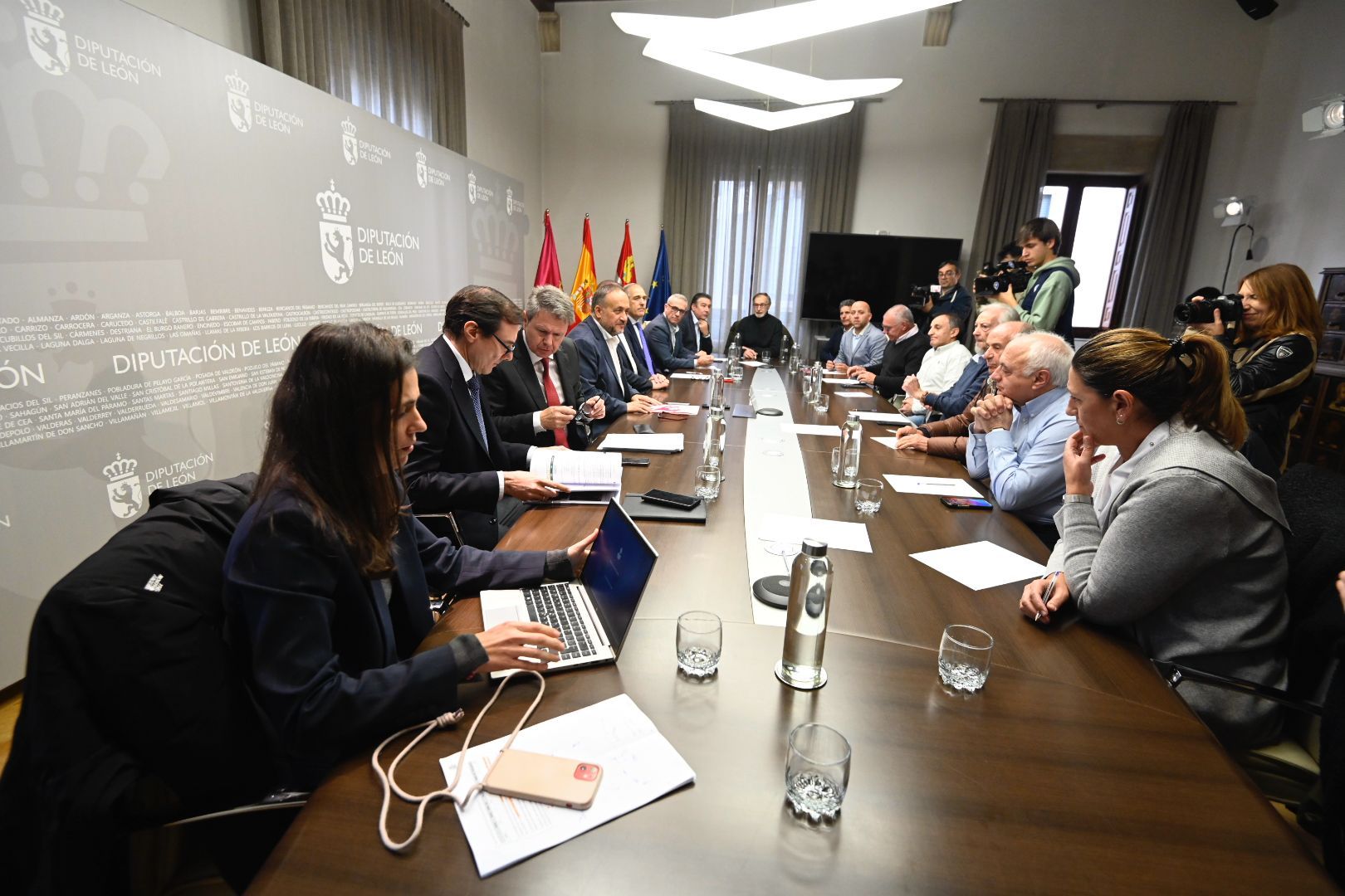 Un instante de la reunión celebrada este miércoles en la Diputación para analizar la integración de Feve. | SAÚL ARÉN Un instante de la reunión celebrada este miércoles en la Diputación para analizar la integración de Feve. | SAÚL ARÉN