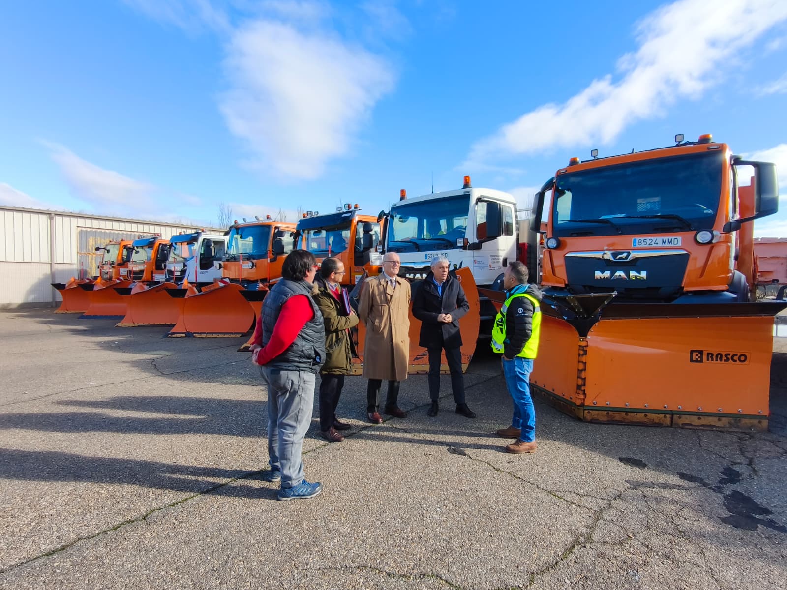Un instante de la visita a los medios