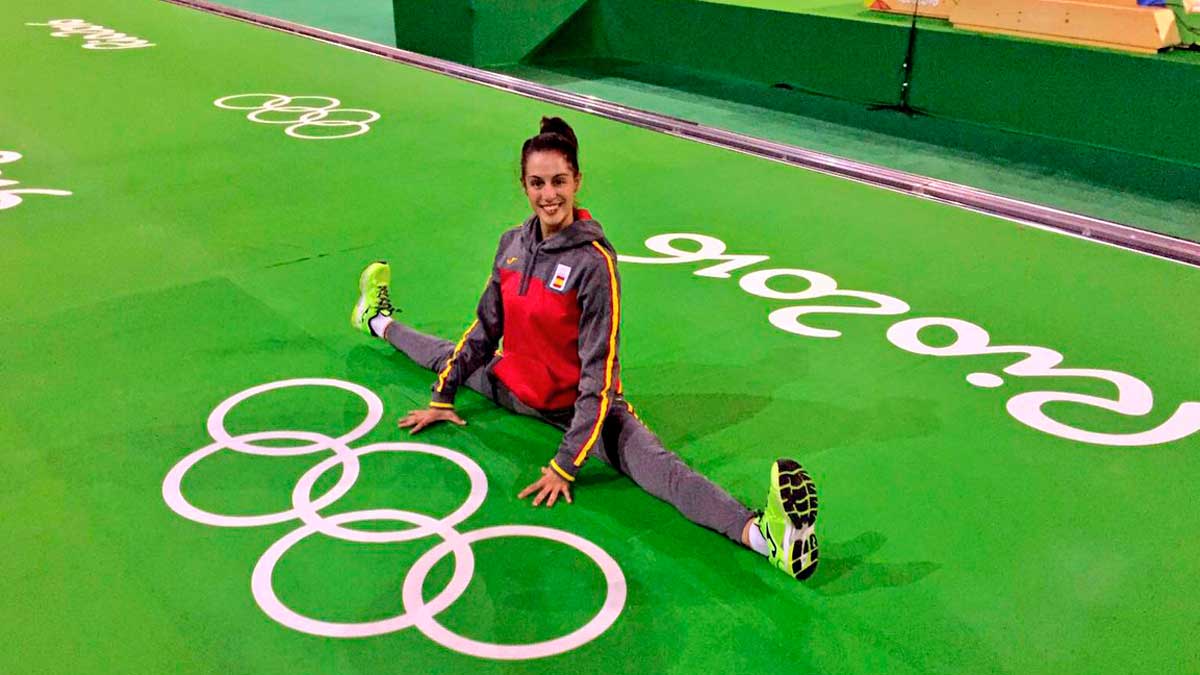 Carolina Rodríguez posa con el símbolo de los Juegos Olímpicos en el pabellón en el que hoy competirá. | L.N.C.