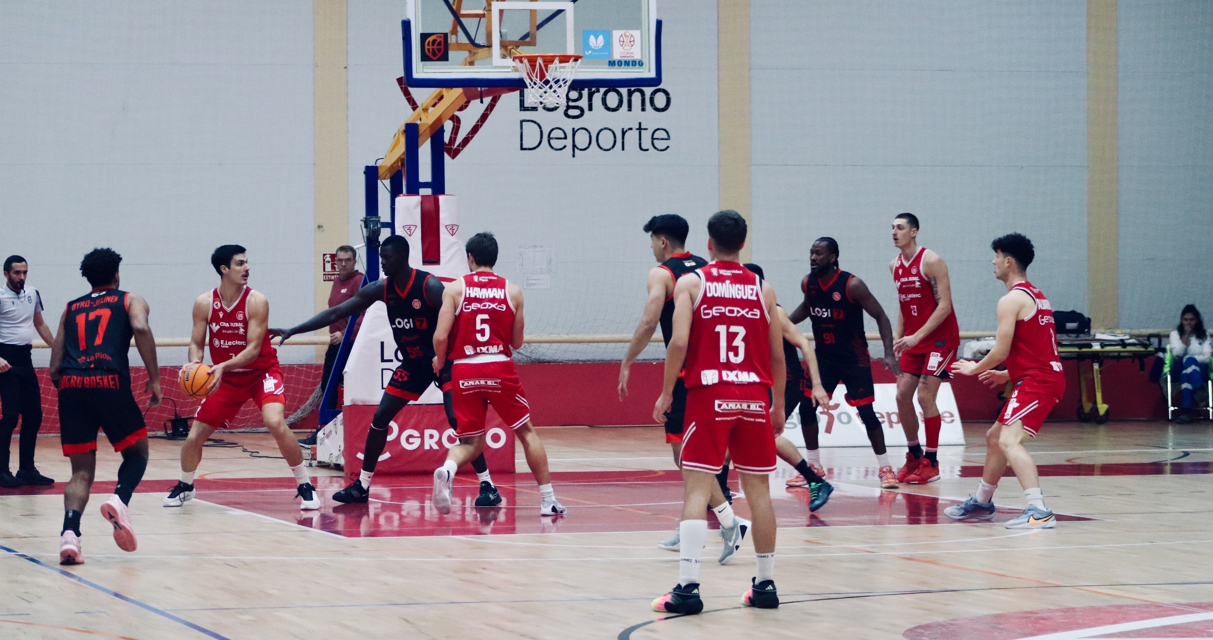 Orenga postea durante el partido de la Cultural ante el Logrobasket. 