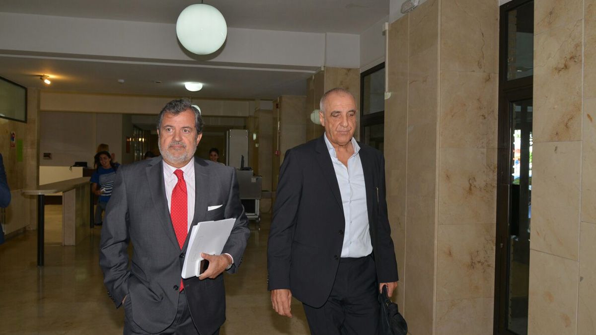 El empresario y su abogado en el Palacio de Justicia de Ponferrada, antes de su declaración.| M.I.