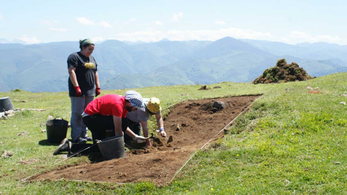 Investigadores de la ULE finalizan la campaña de excavaciones en Asturias.