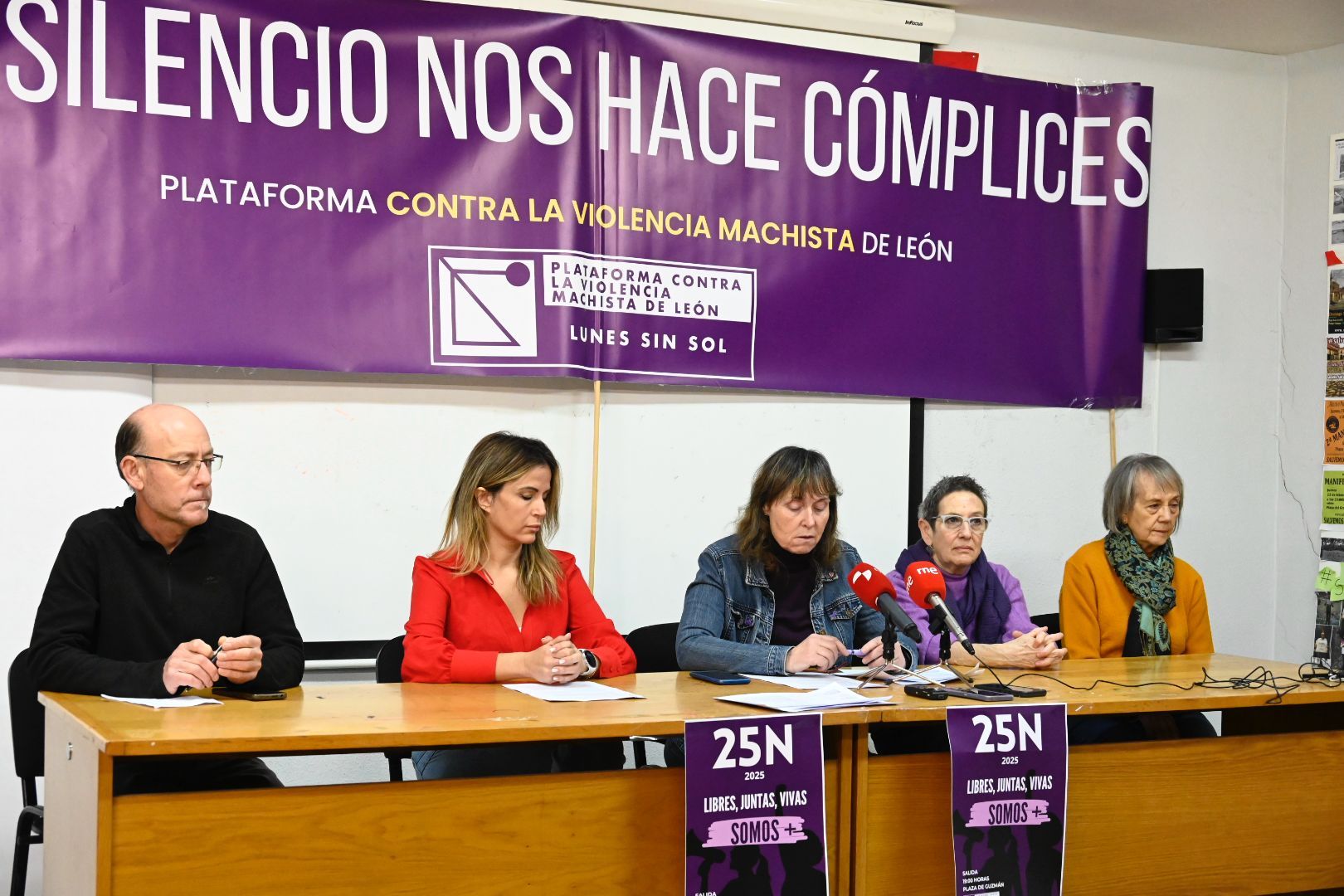 Un instante de la rueda de prensa convocada por la Plataforma contra la Violencia Machista de León. | S.ARÉN