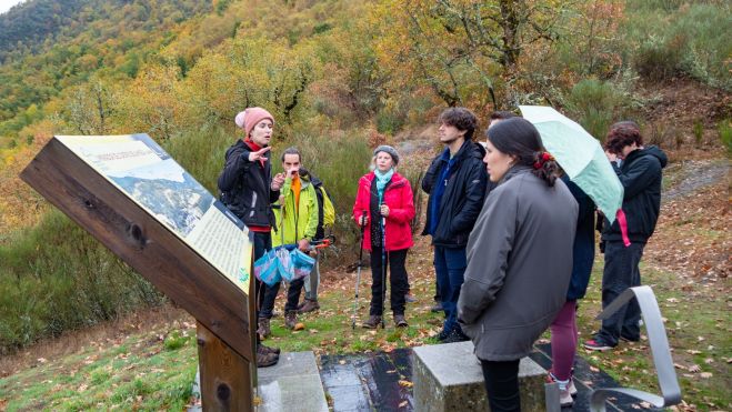 04 Explicaciones acerca de los castros de Laciana en el mirador 04 Explicaciones acerca de los castros de Laciana en el mirador