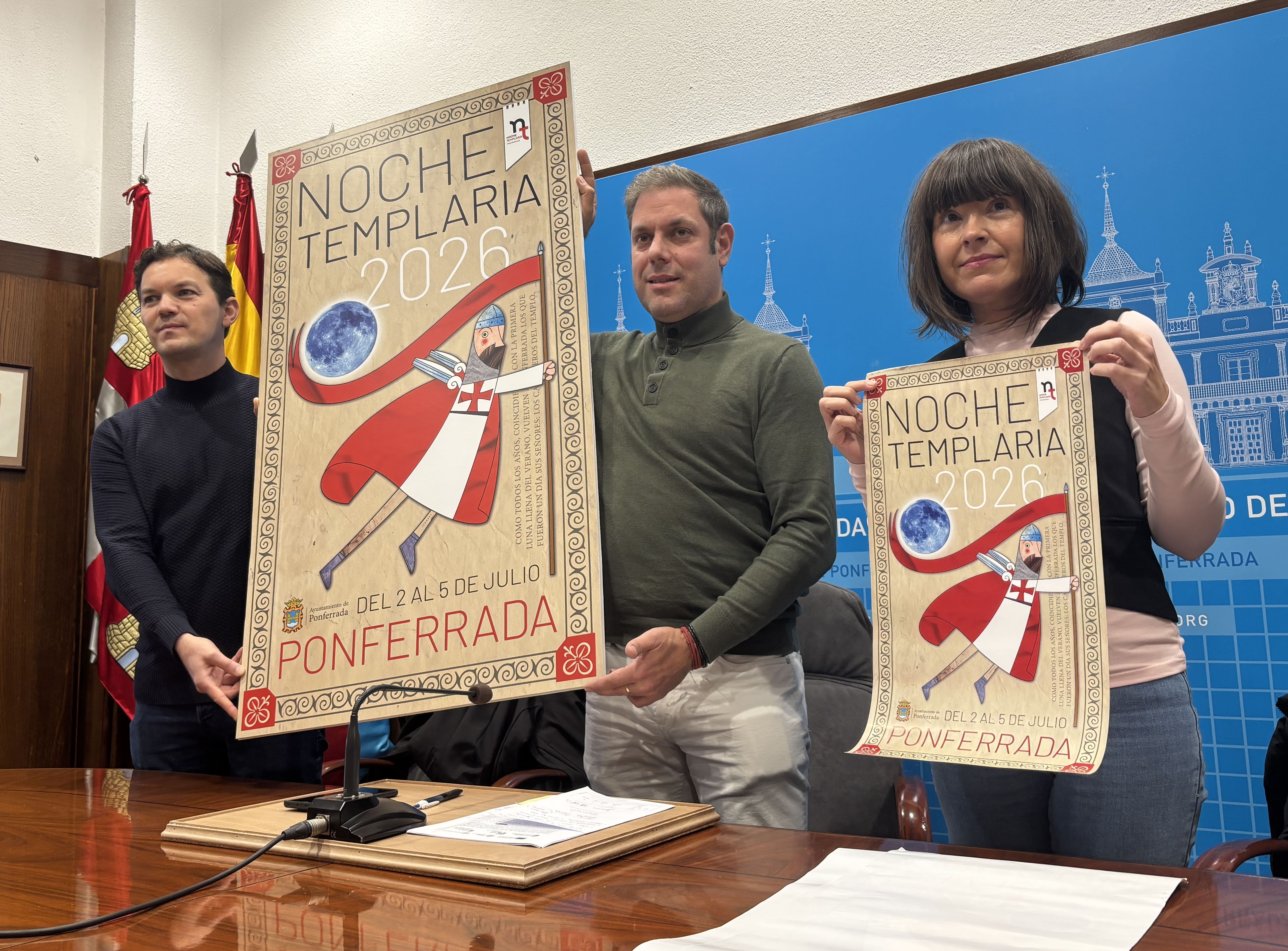 El concejal y los técnicos de turismo revelan el cartel elegido. | JAVIER FERNÁNDEZ