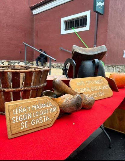 La matanza, presente con la exposición de utensilios y despiece del cerdo. | AYTO. CISTIERNA