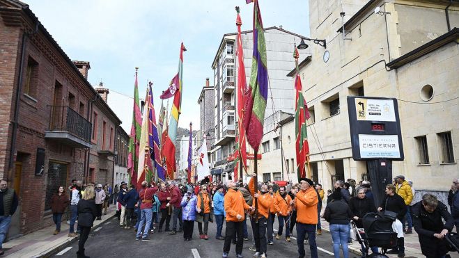 Desfile de pendones desde la plaza del Museo Ferroviario hasta la iglesia el domingo.