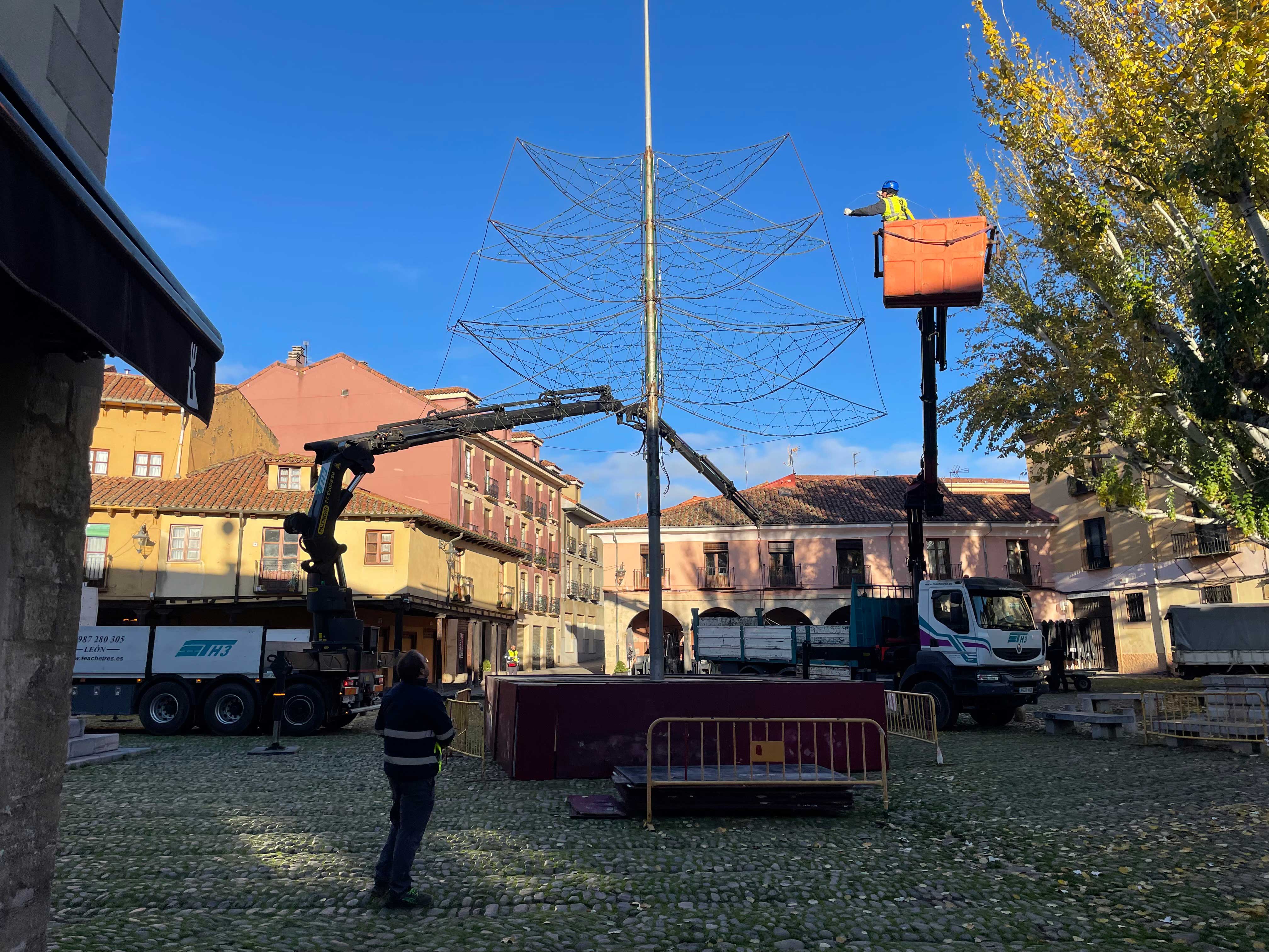 Instalación del árbol de Navidad de la plaza del Grano. | L.N.C.