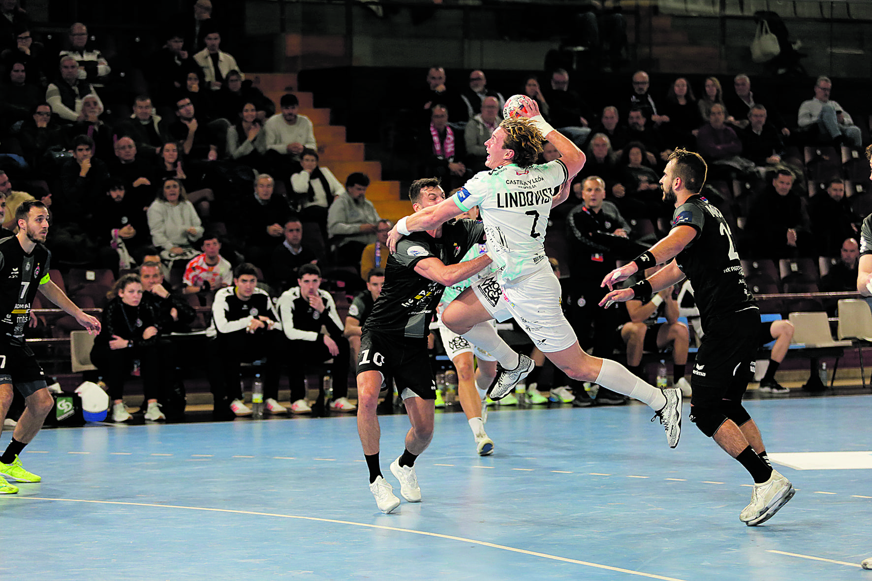 Lindqvist lanza a portería durante el partido ante el Partizán del pasado miércoles. FERNANDO OTERO