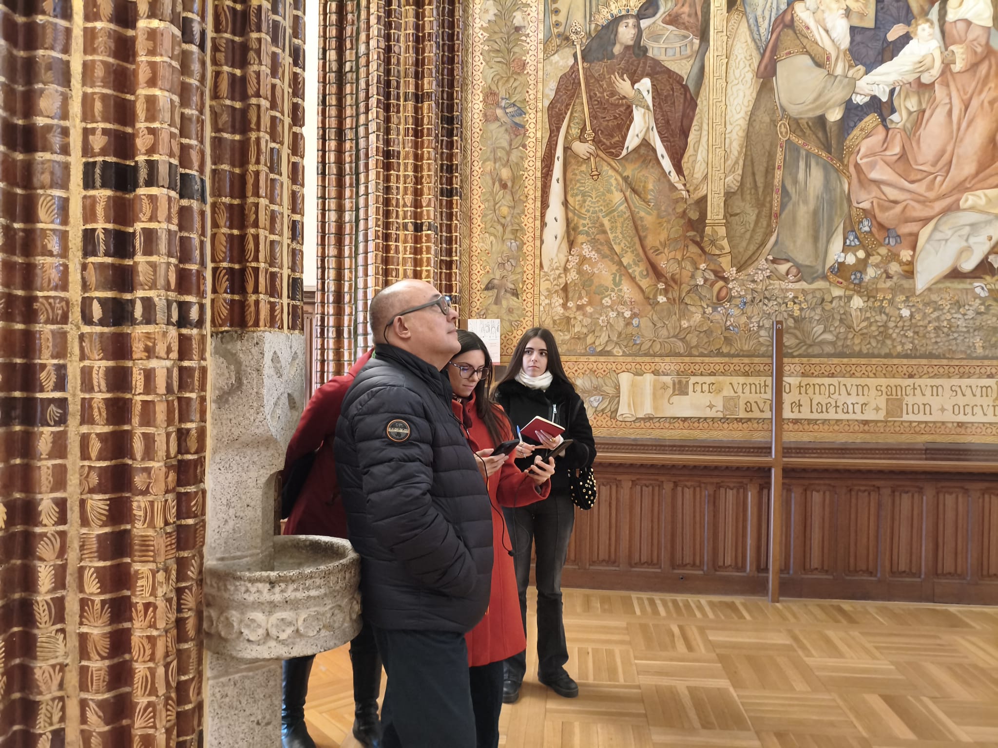 Uno de los participantes con las gafas ‘eye-tracking’ en el Palacio de Gaudí. | L.N.C.