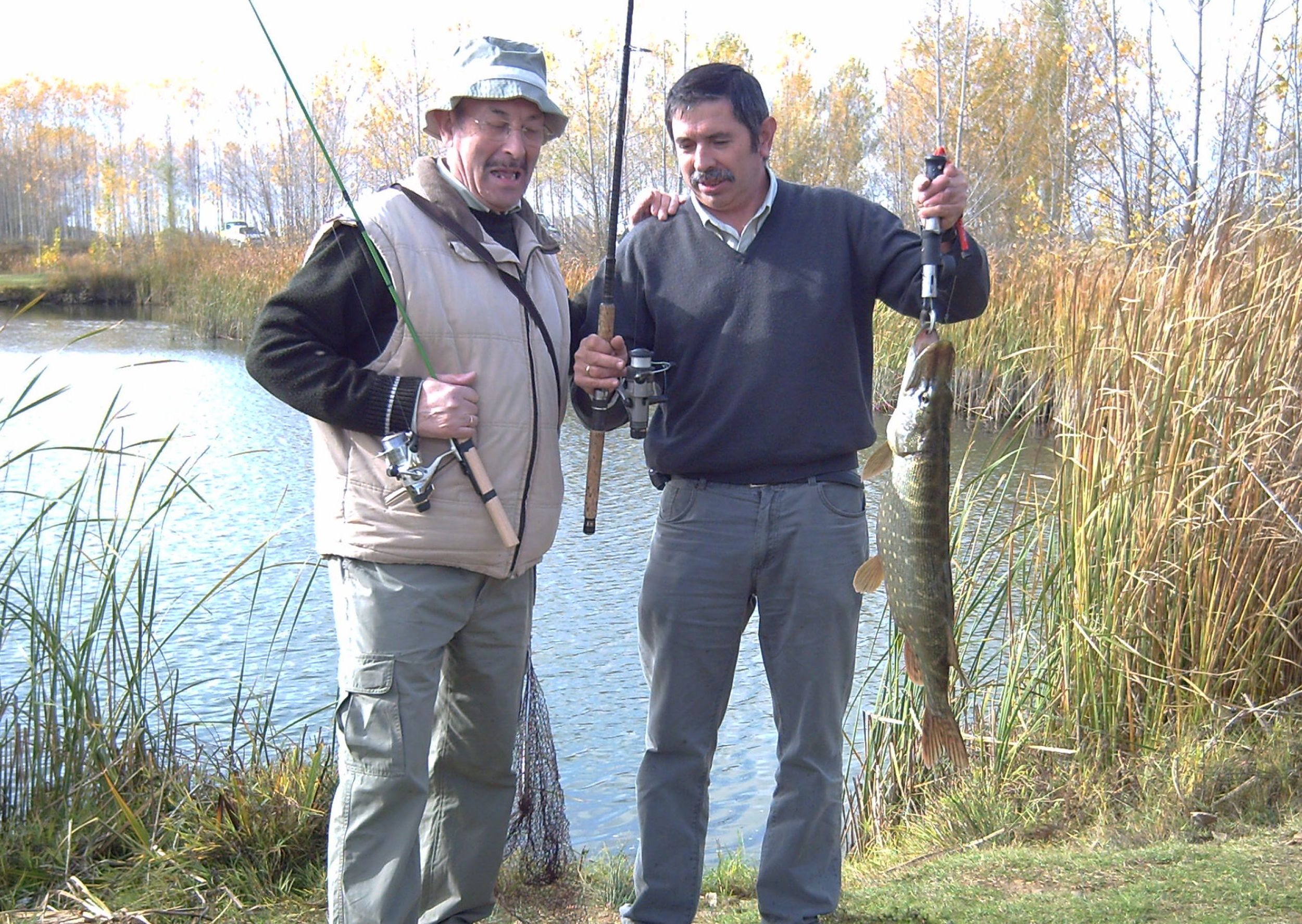Dos pescadores con un lucio. R.P.N