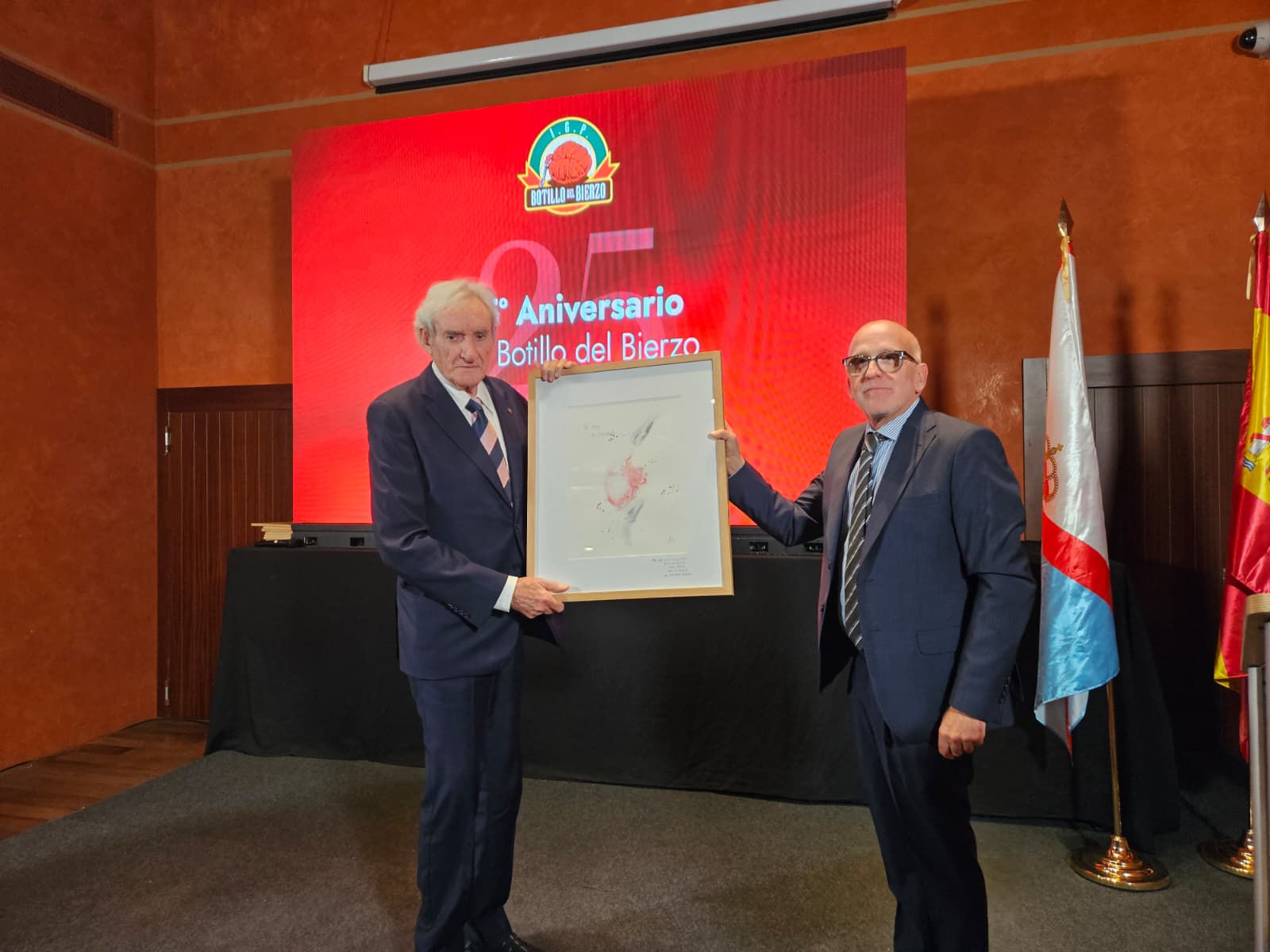 Distinción al locutor Luis del Olmo durante la gala. | L.N.C.